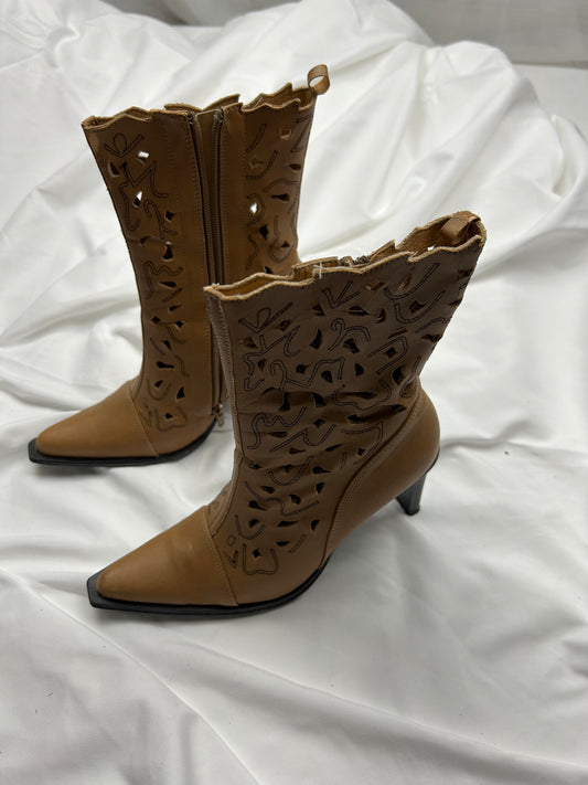 Pointed toes beige heels boots (37)