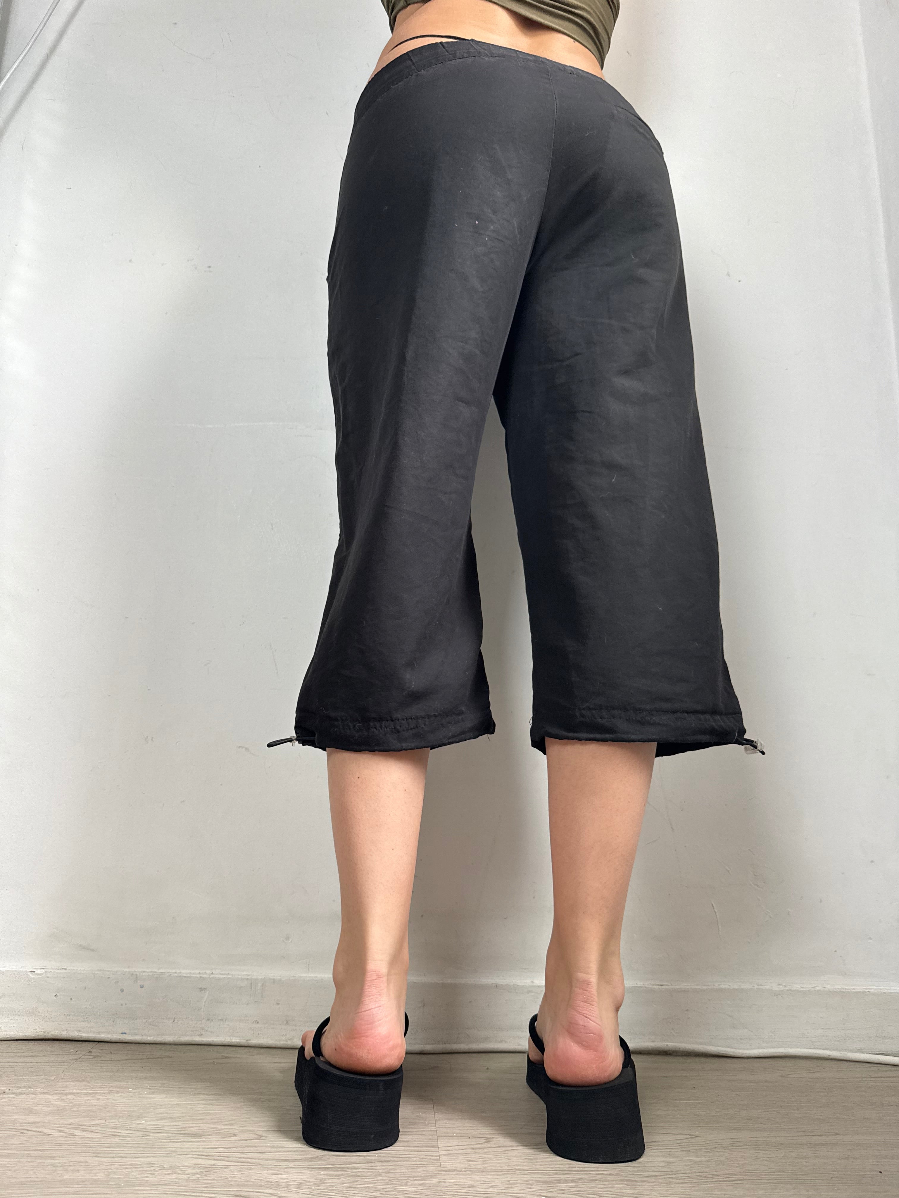 Black low rise activewear capri pants (M/L)