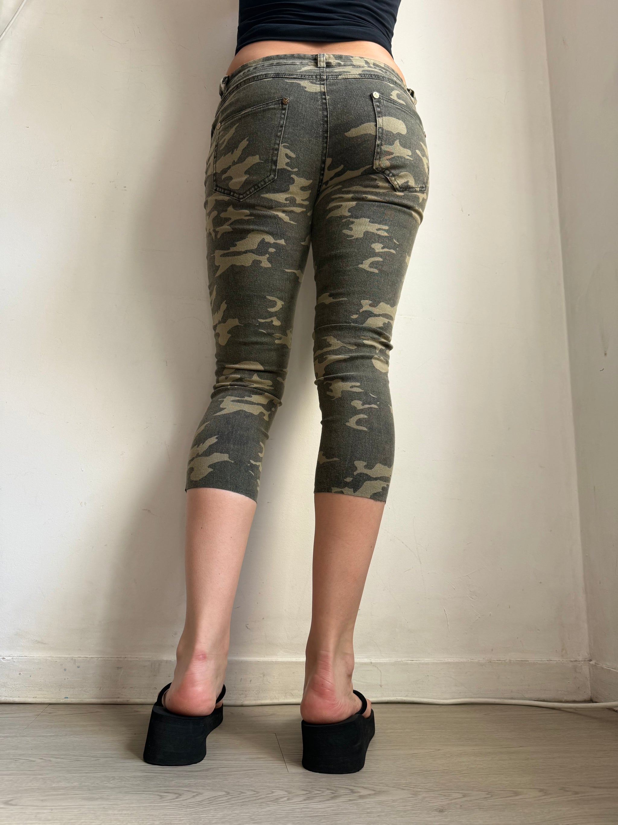 Khaki camo denim capri pants (XS)