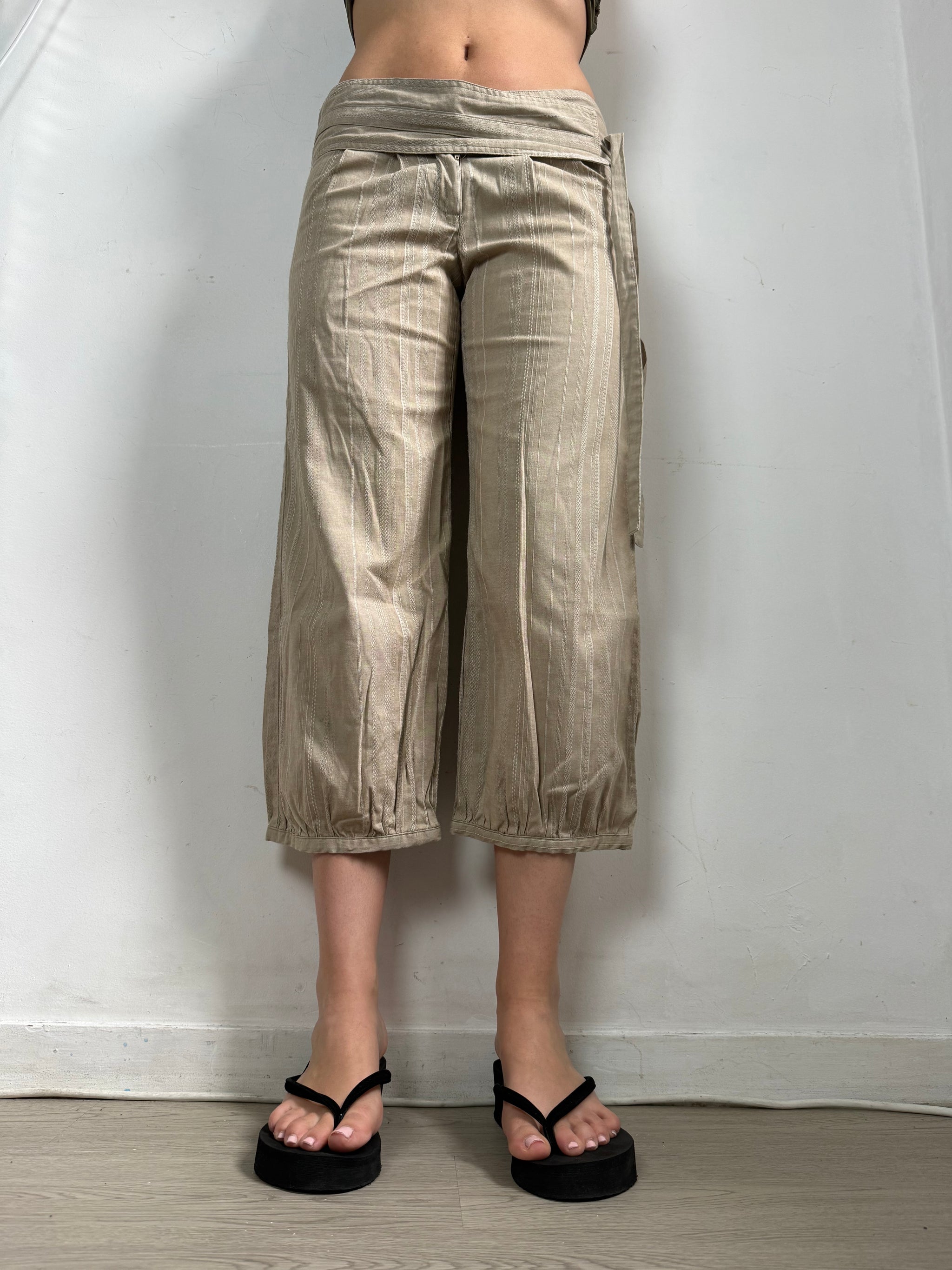 Beige cotton low rise capri pants (M)