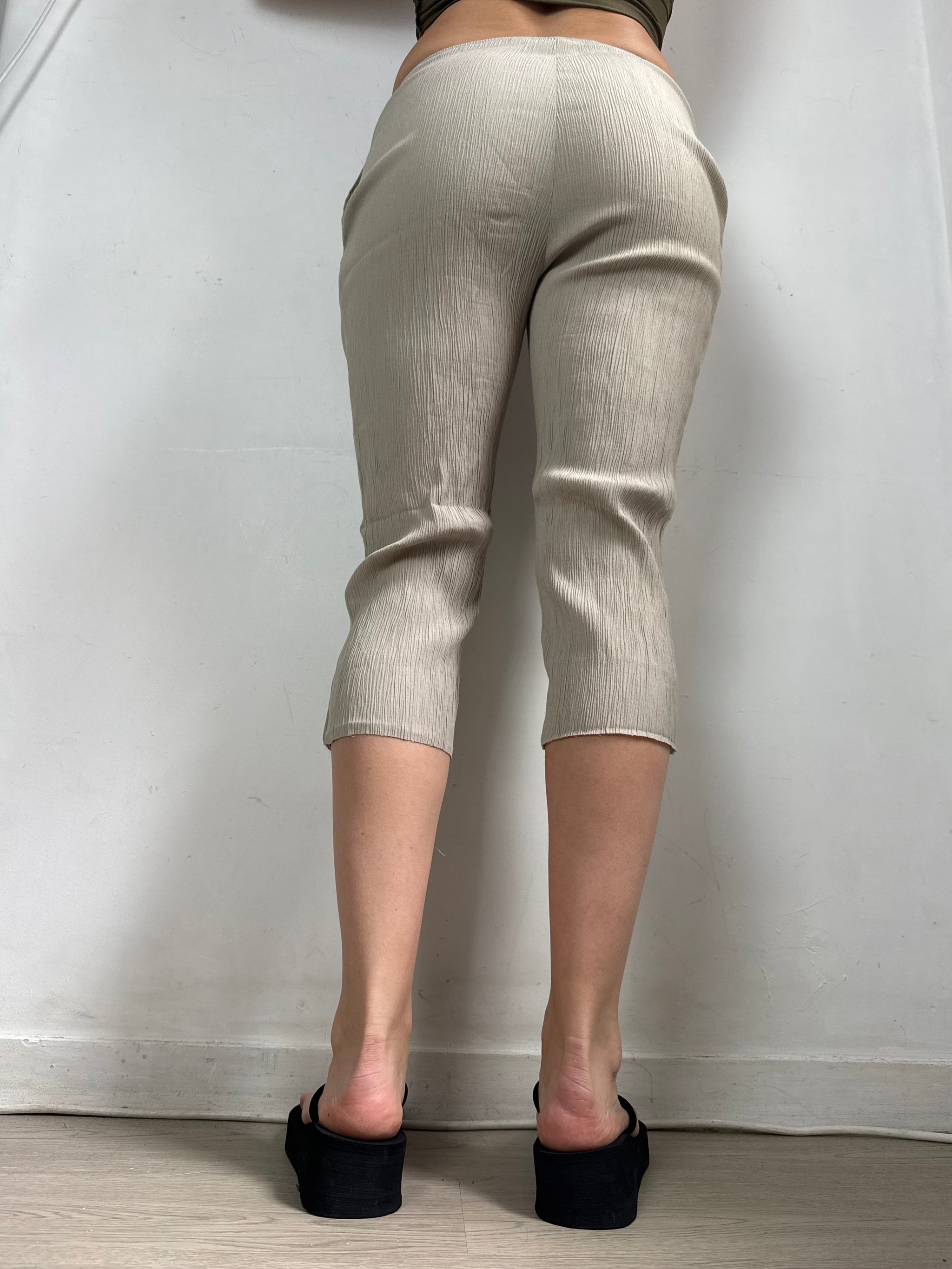 Beige low rise capri pants (M)