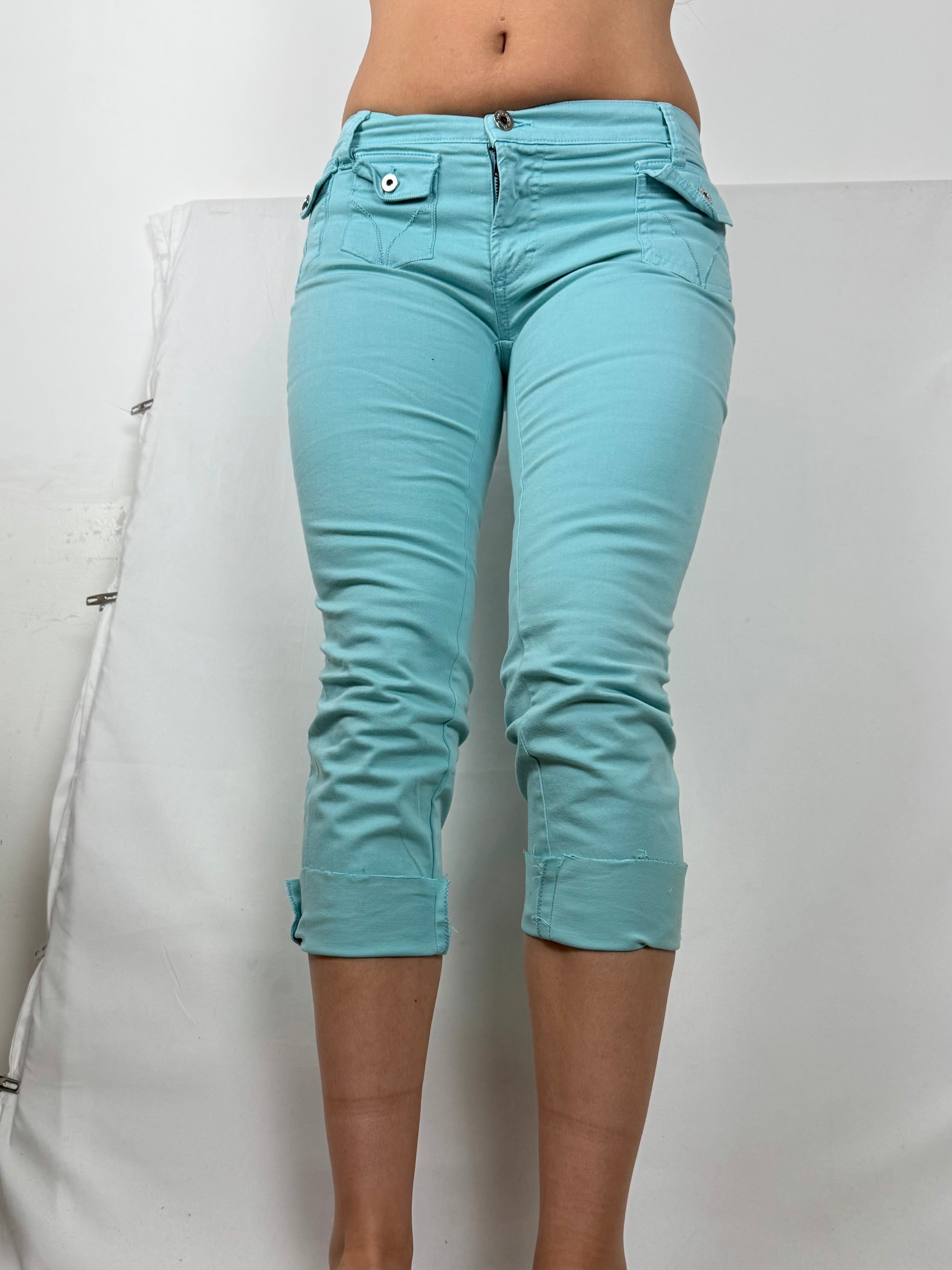 Blue denim low rise capri pants (S)