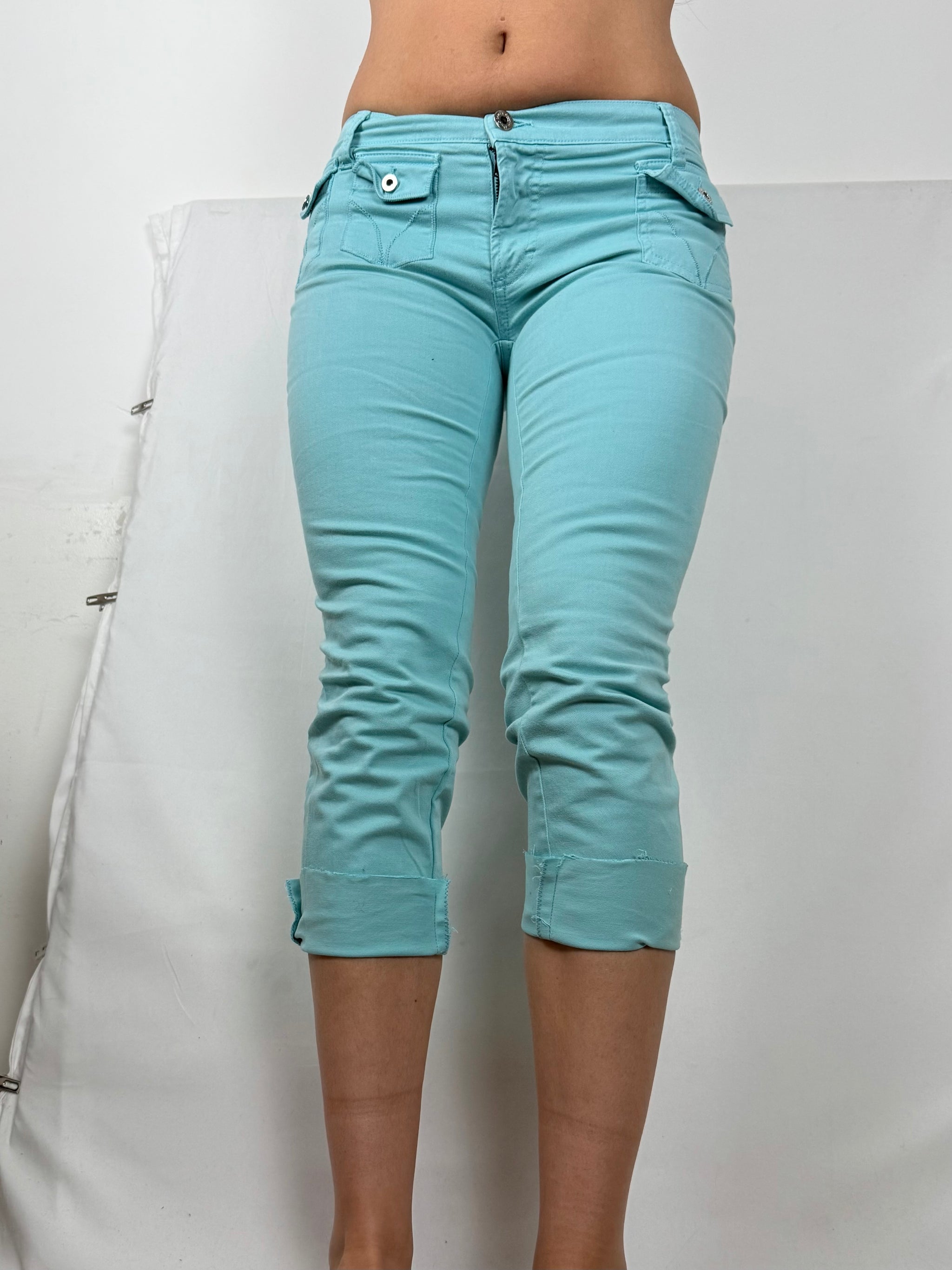 Blue denim low rise capri pants (S)