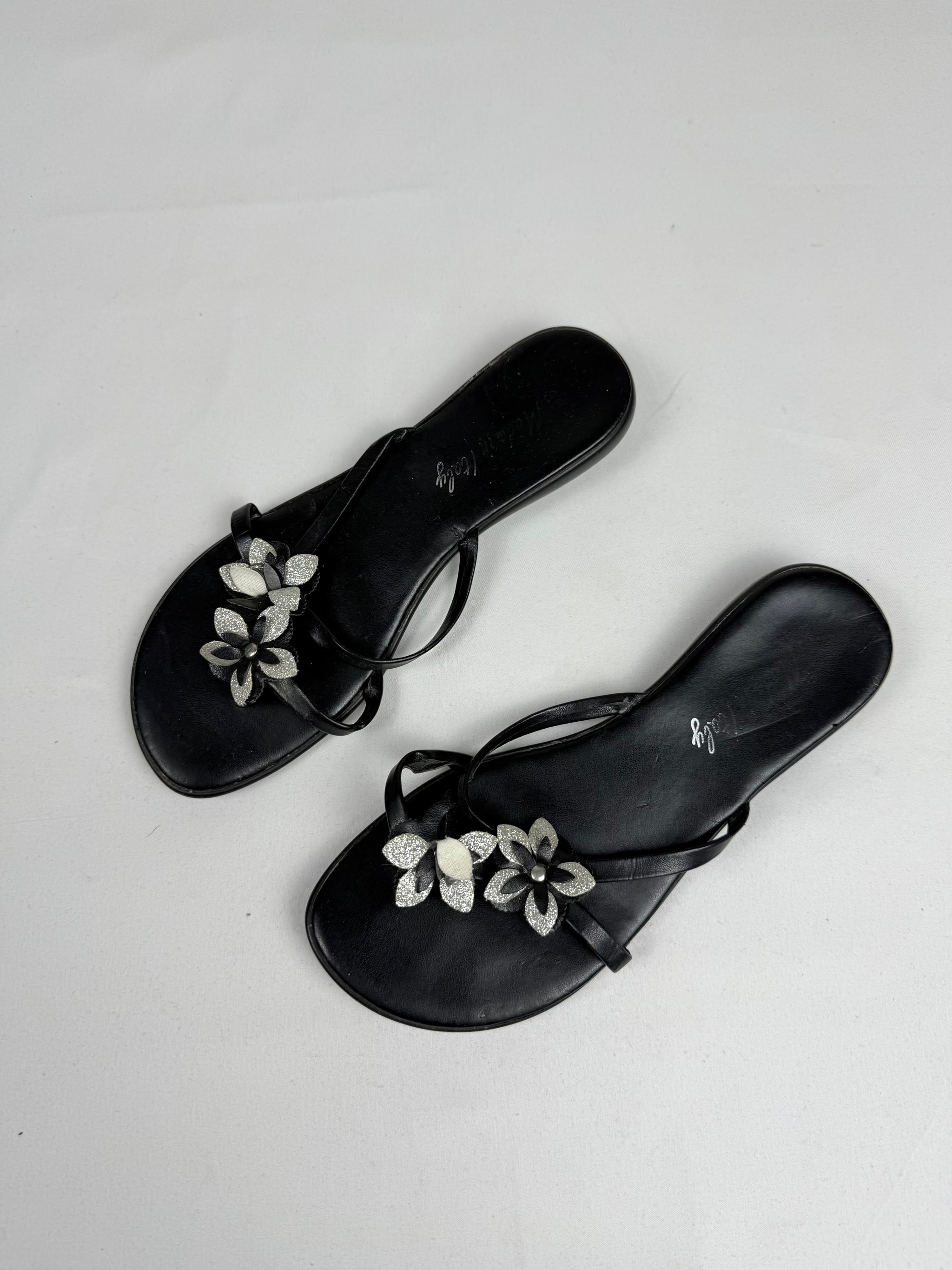 Black flower appliquée thong flip flops (36)