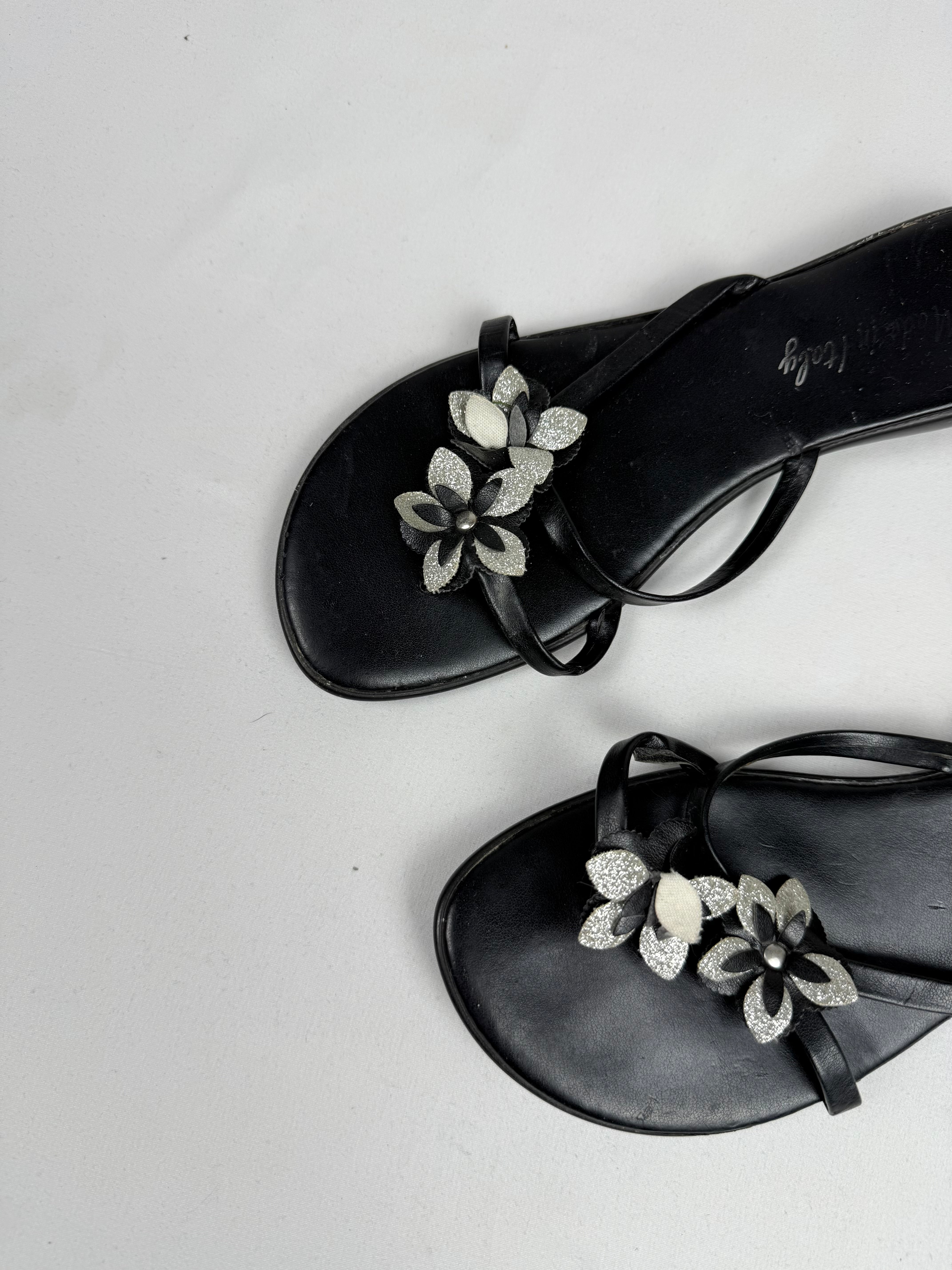 Black flower appliquée thong flip flops (36)
