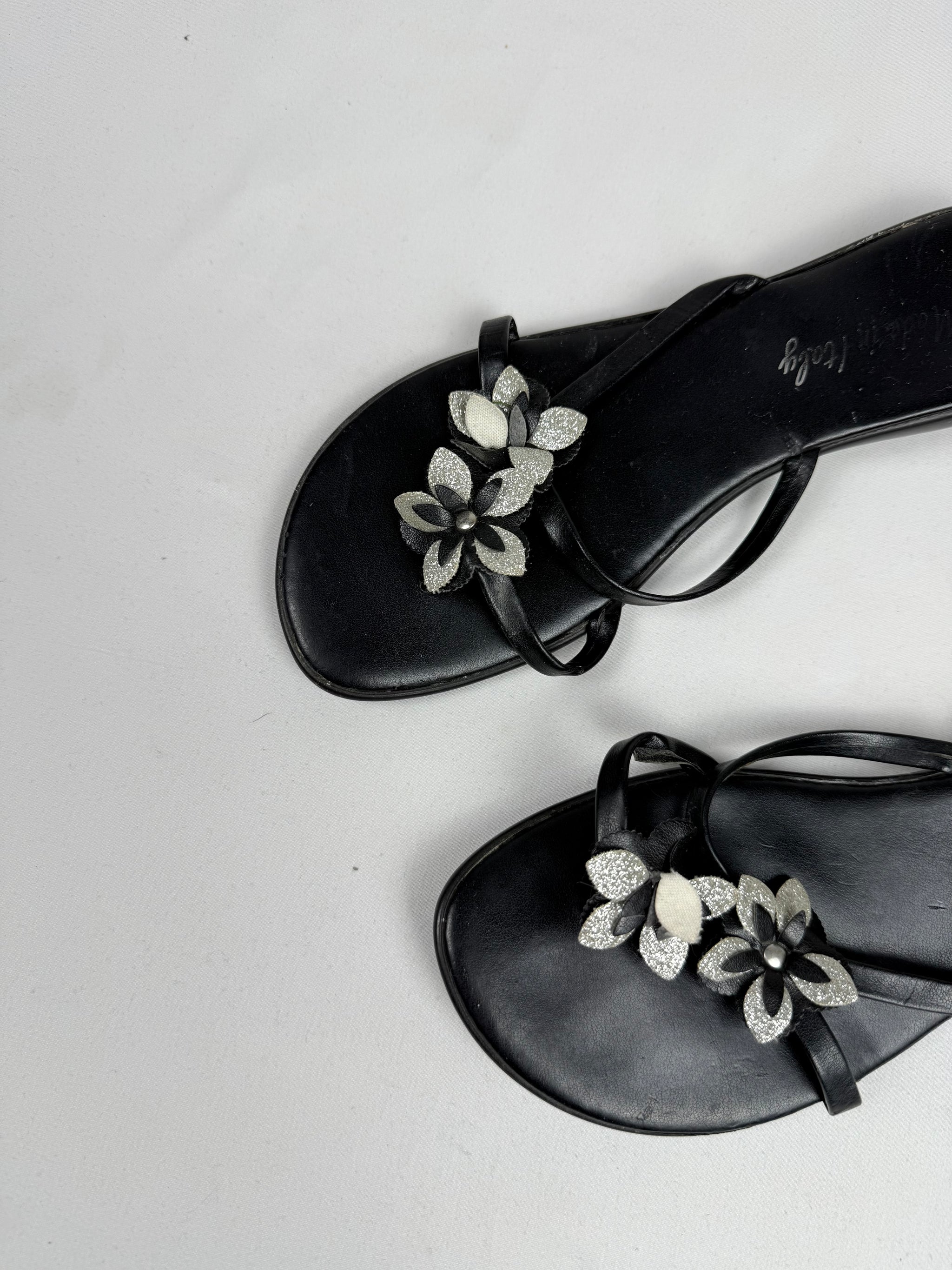 Black flower appliquée thong flip flops (36)
