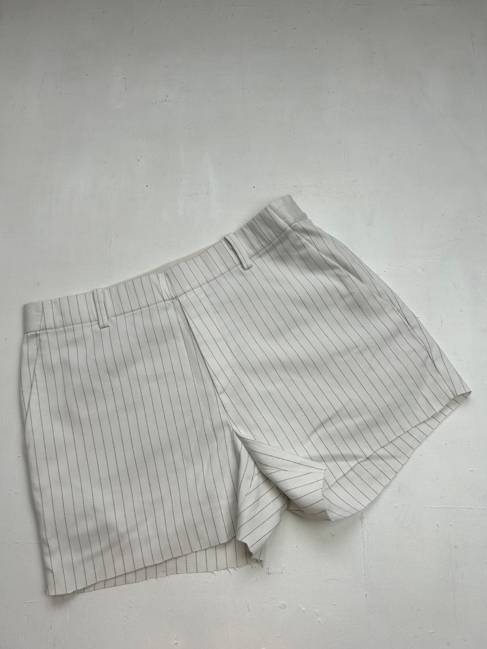 White striped mid rise office mini short (S)