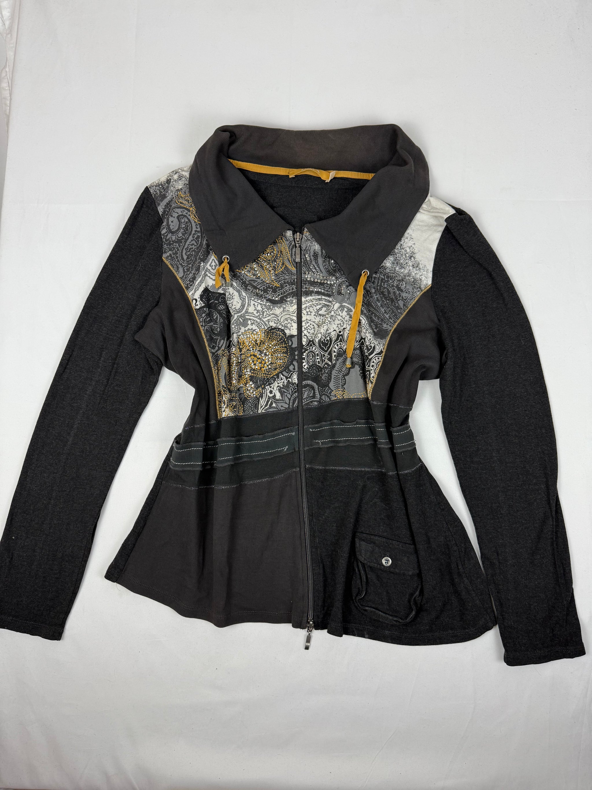 Black graphic zip up long sleeves top (XXL)
