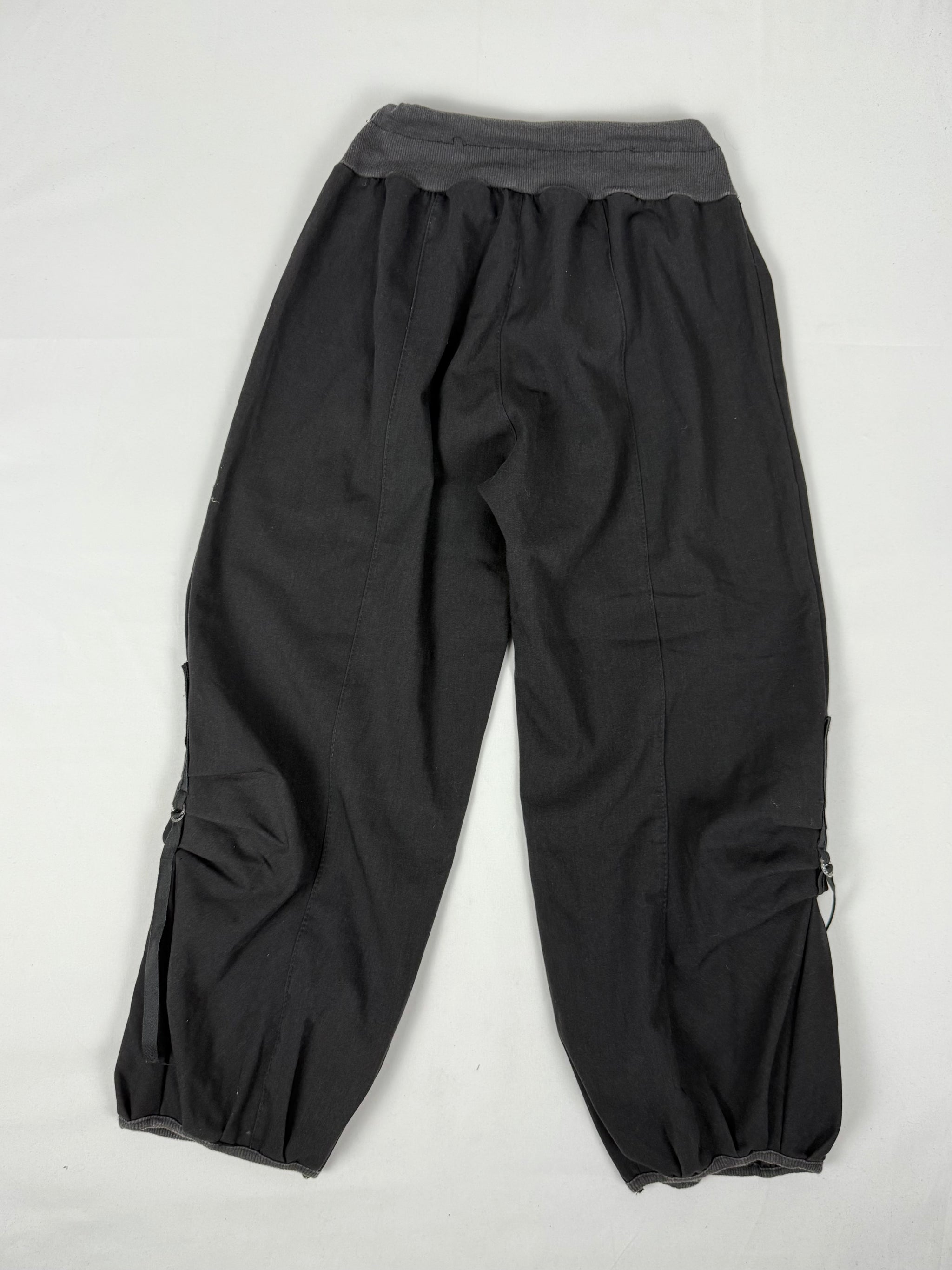 Black stretchy capri pants (S/M)