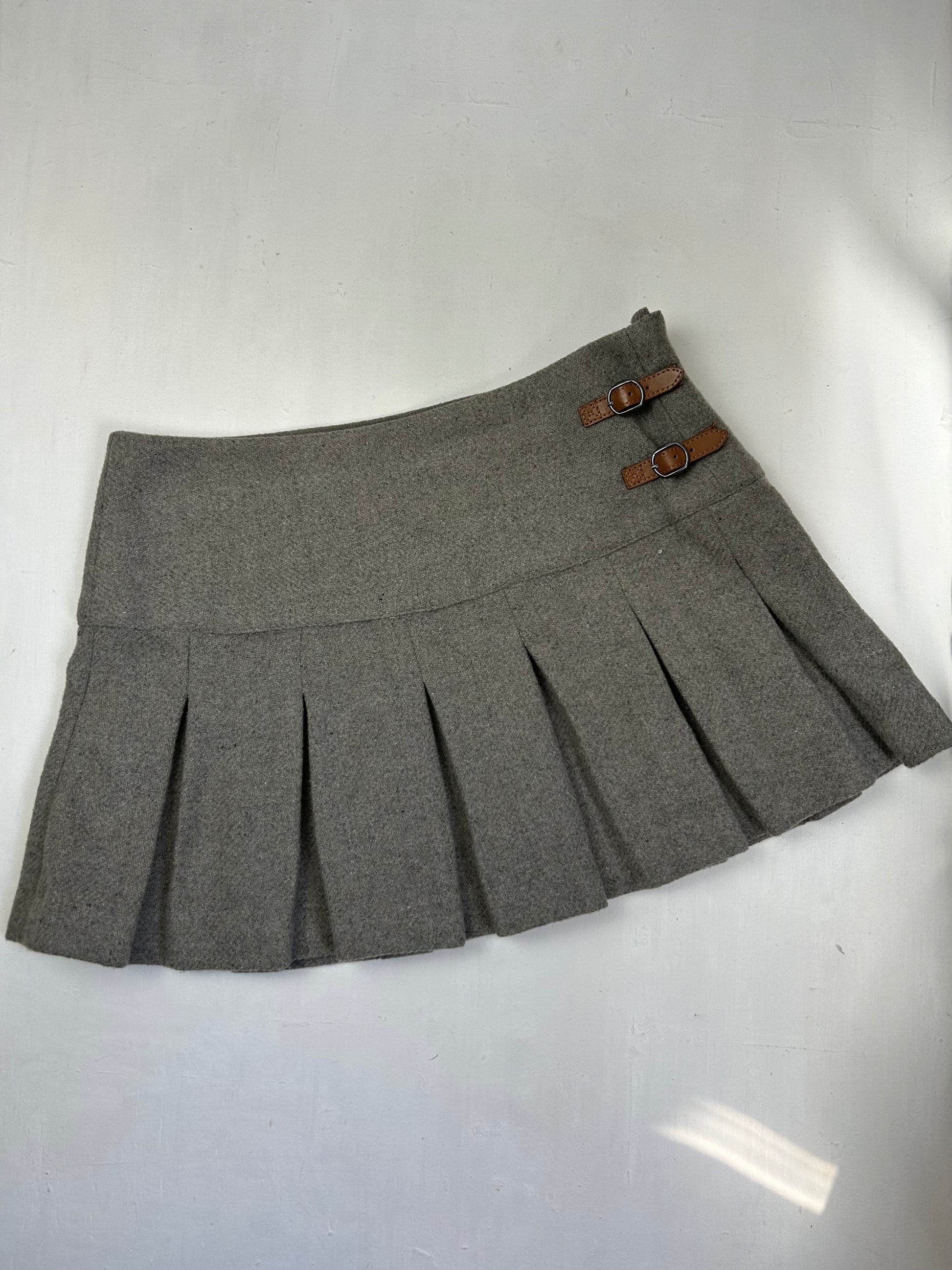 Grey mini pleated skirt (M/L)