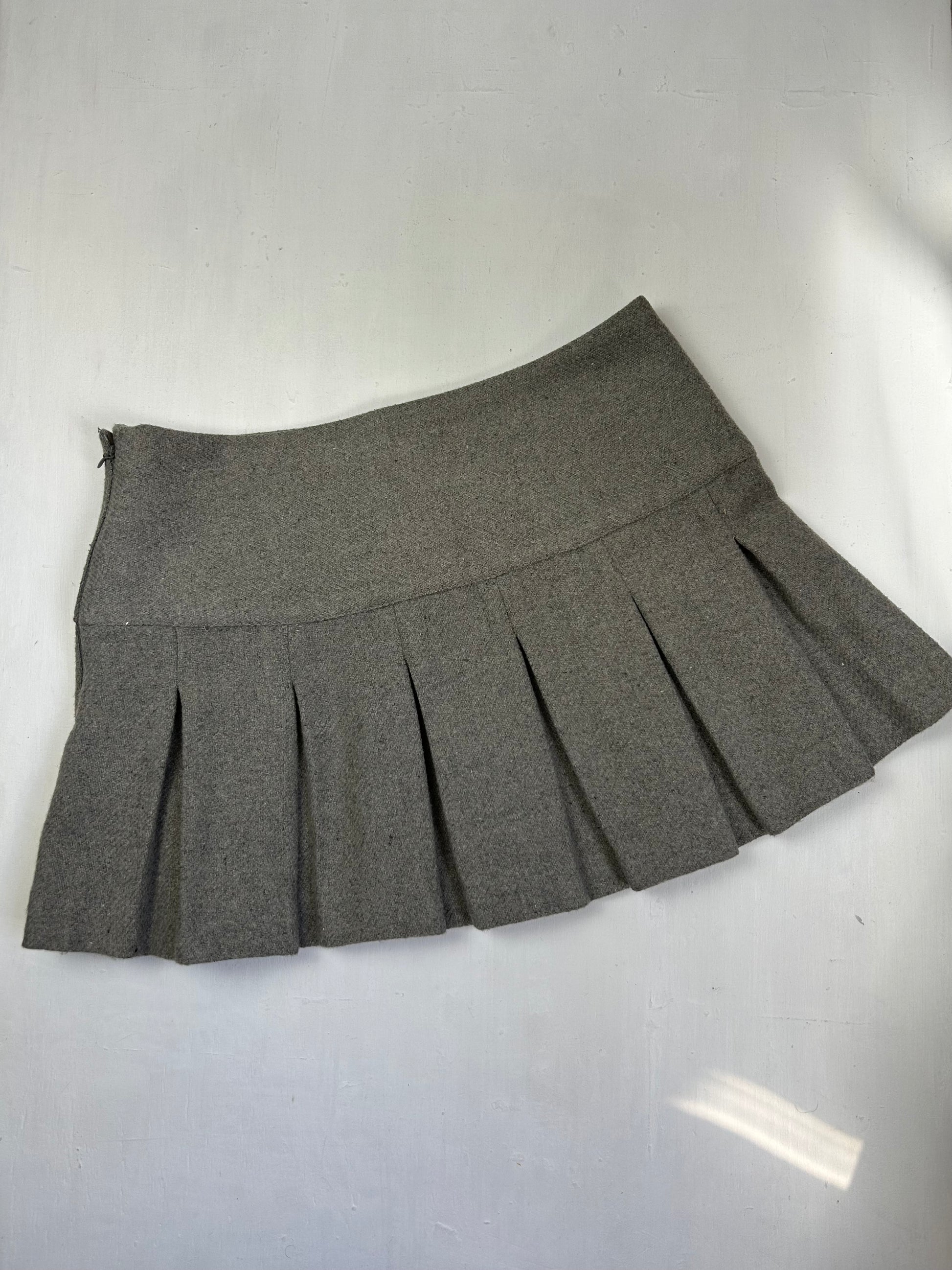 Grey mini pleated skirt (M/L)