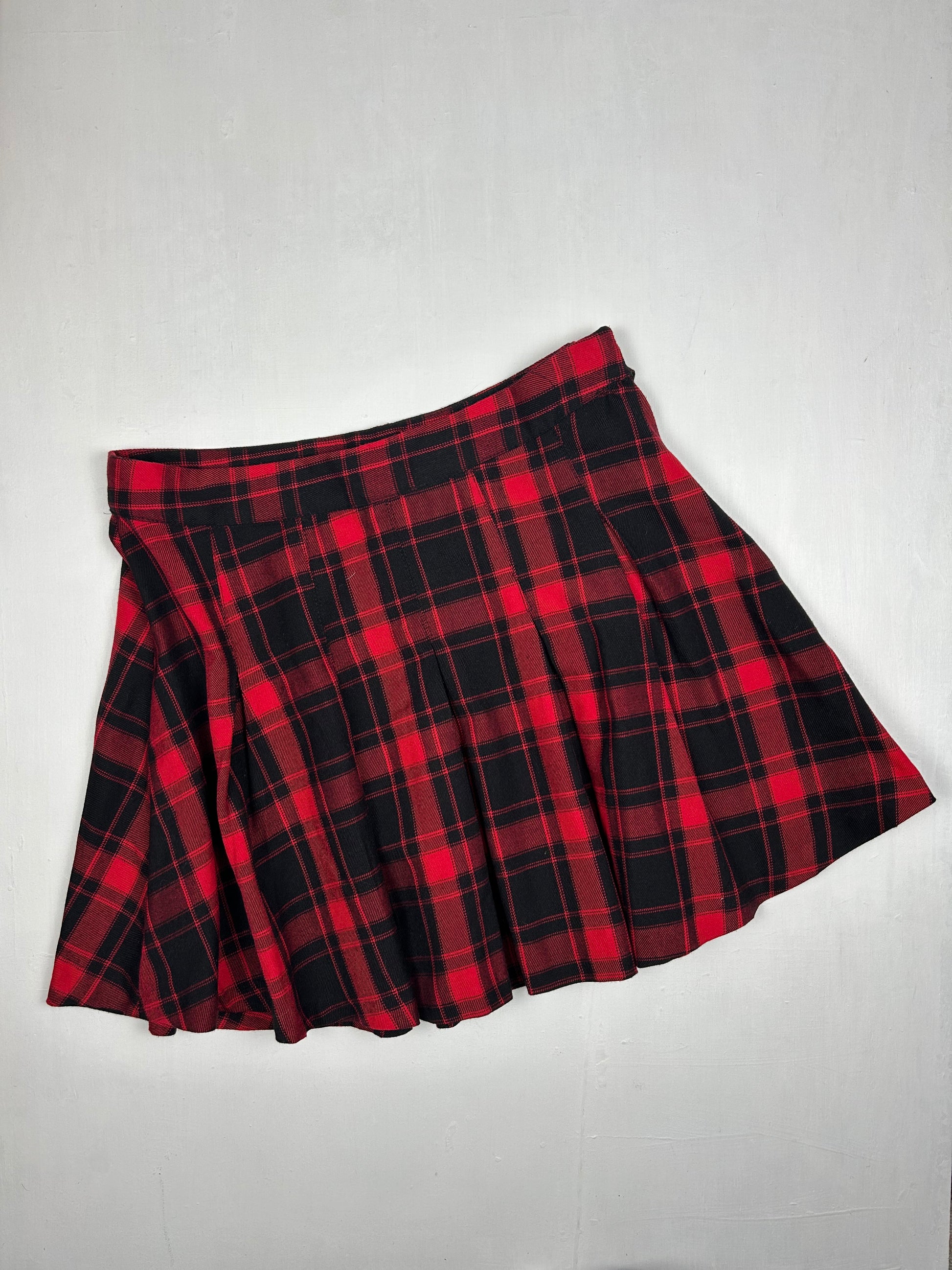 Red & black check print pleated skirt (M)