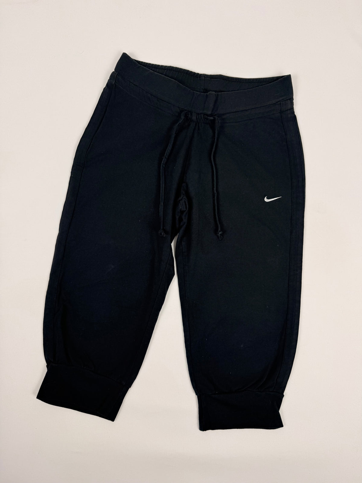 Black low rise capri pants (M)