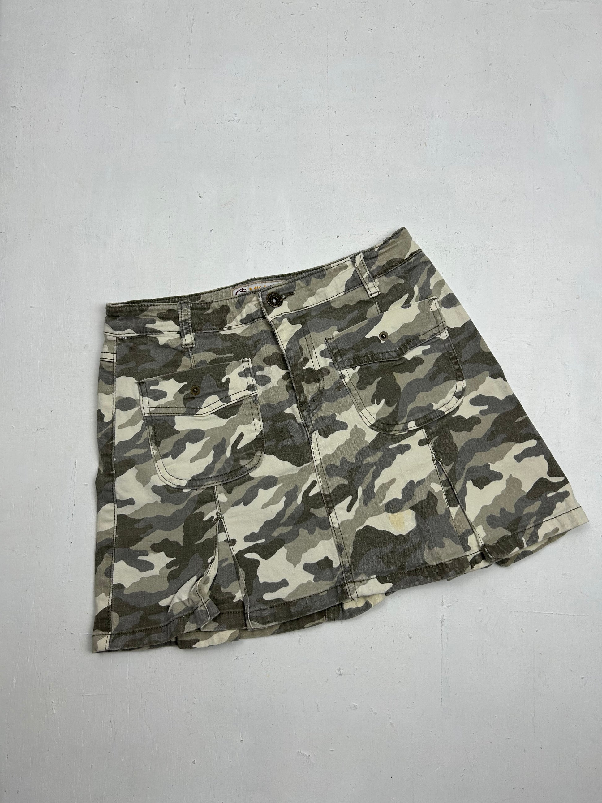 Camo print khaki low rise mini pleated skirt (S)