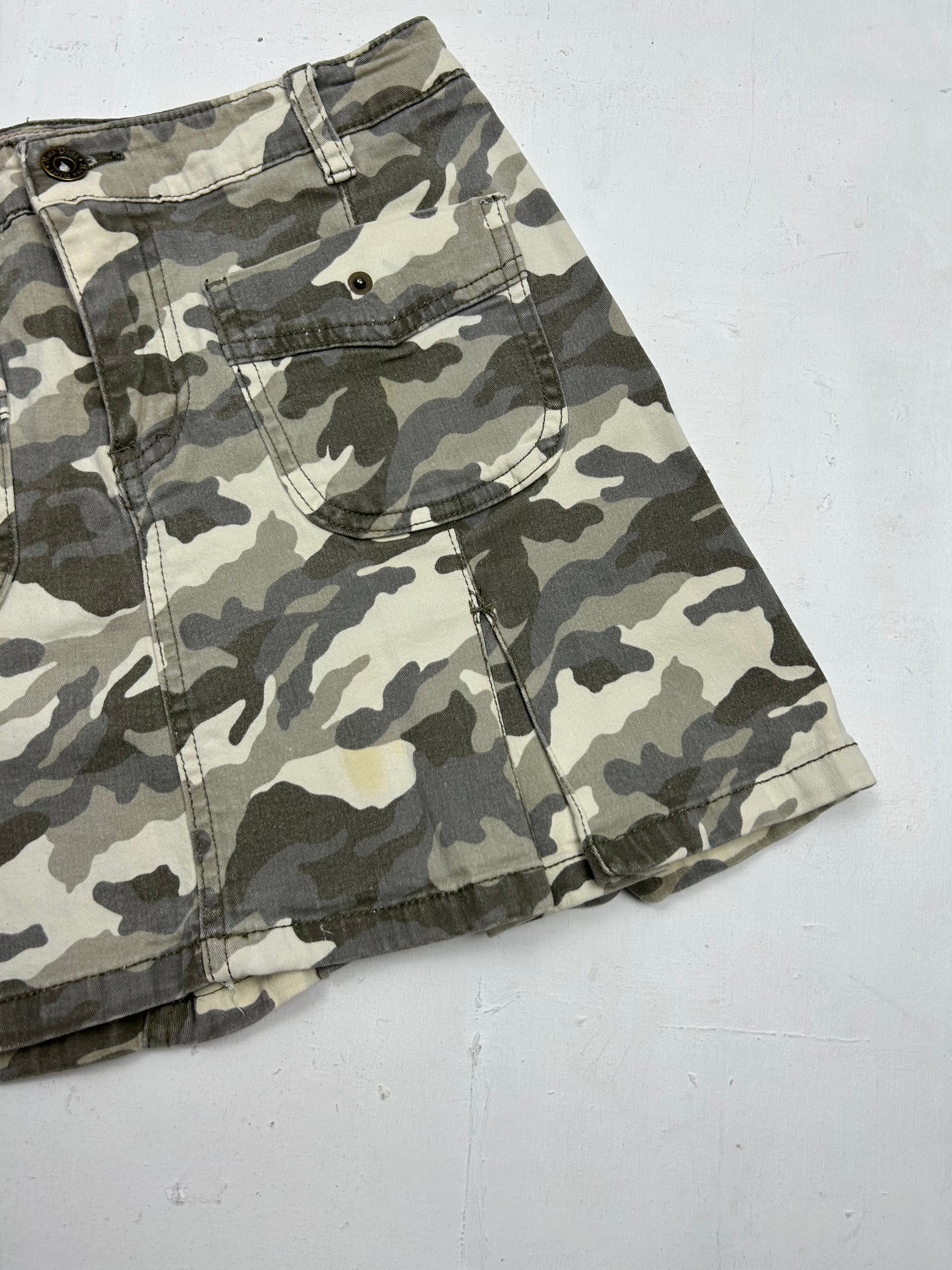 Camo print khaki low rise mini pleated skirt (S)