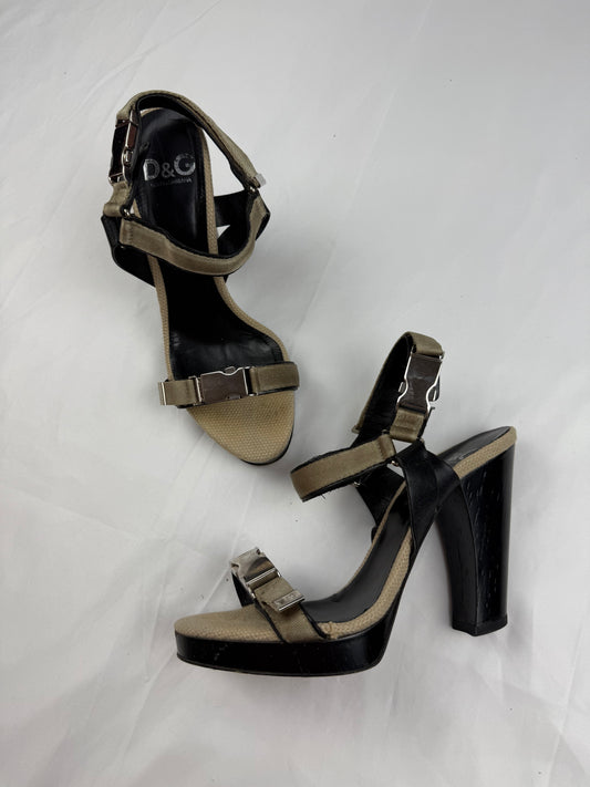 Beige buckle belt heels (37)