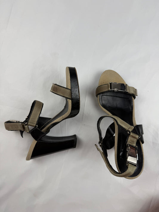 Beige buckle belt heels (37)