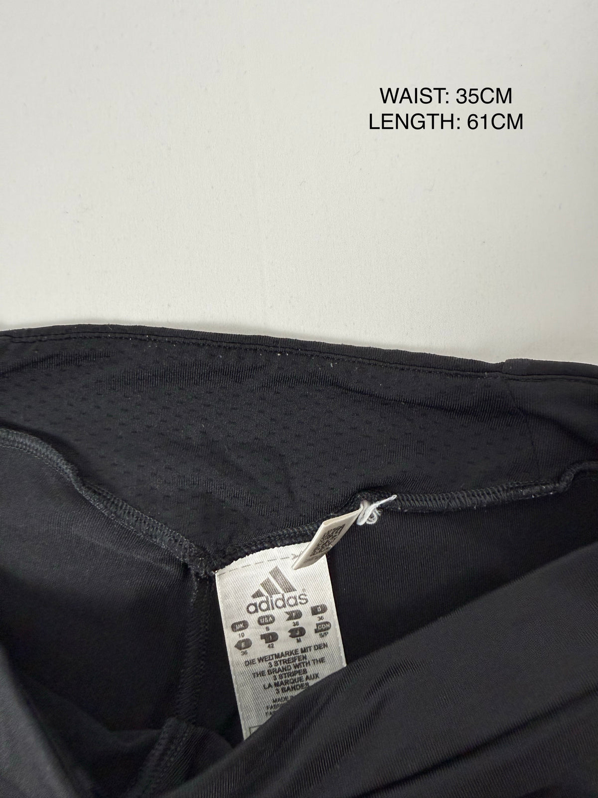 Black low rise capri pants (M)