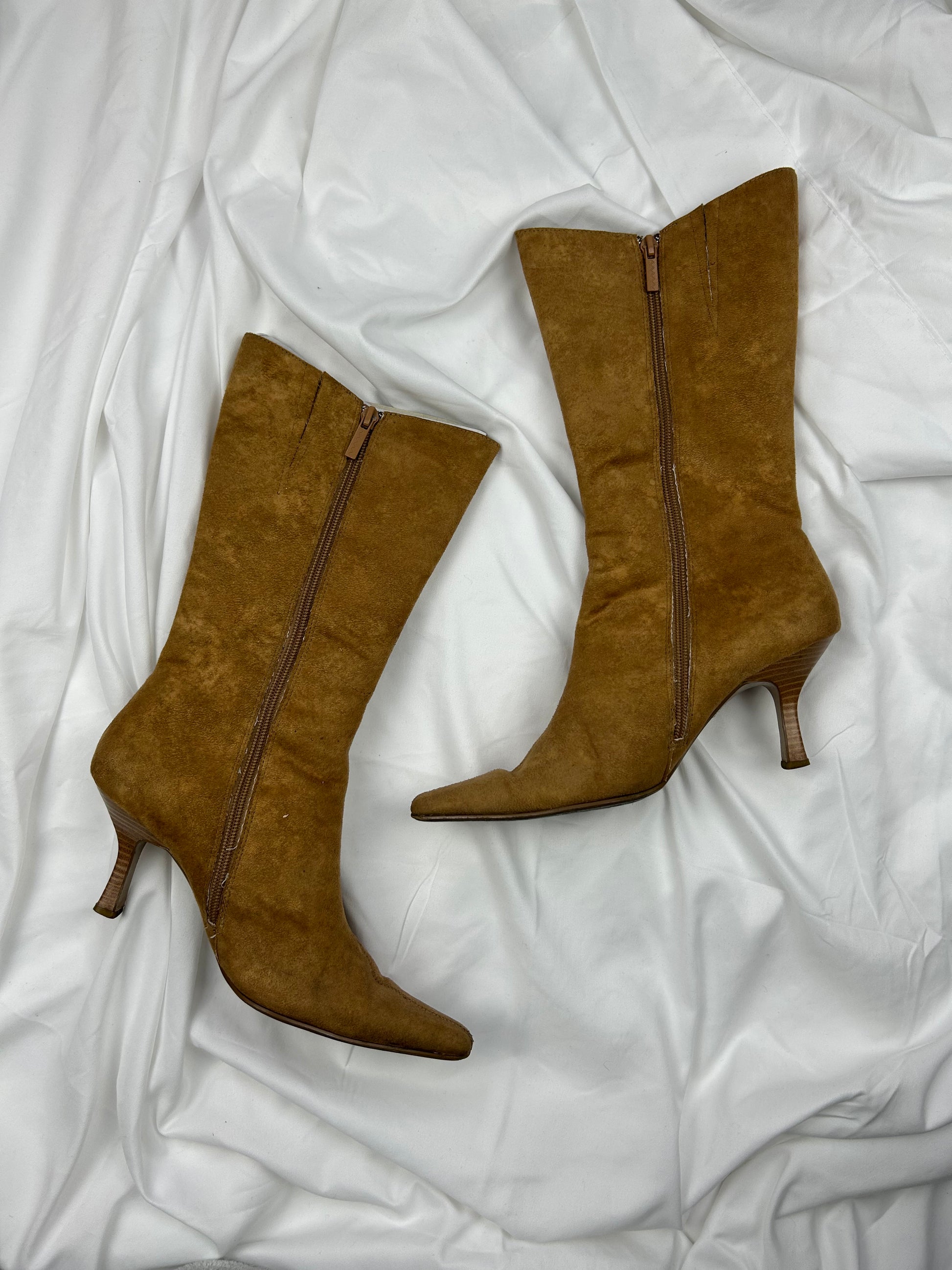 Beige suede pointed toes kitten heels boots (38)