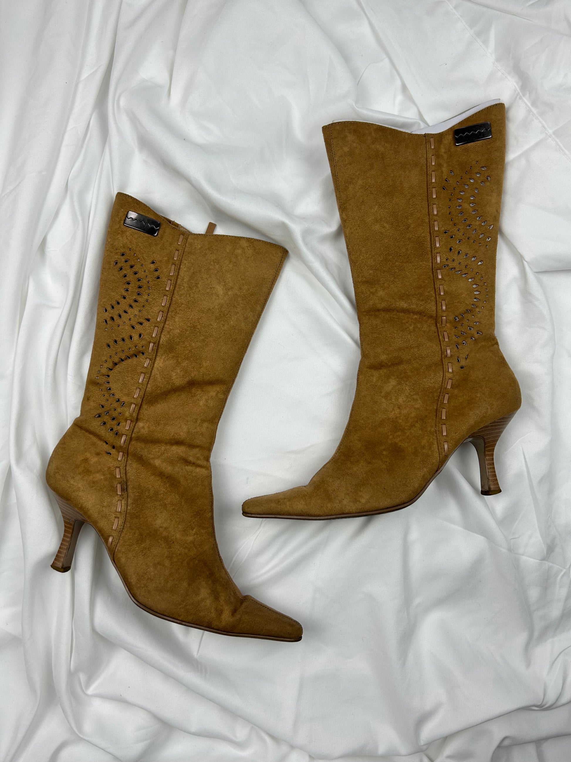 Beige suede pointed toes kitten heels boots (38)