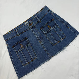 Blue denim low rise cargo mini skirt (XS)