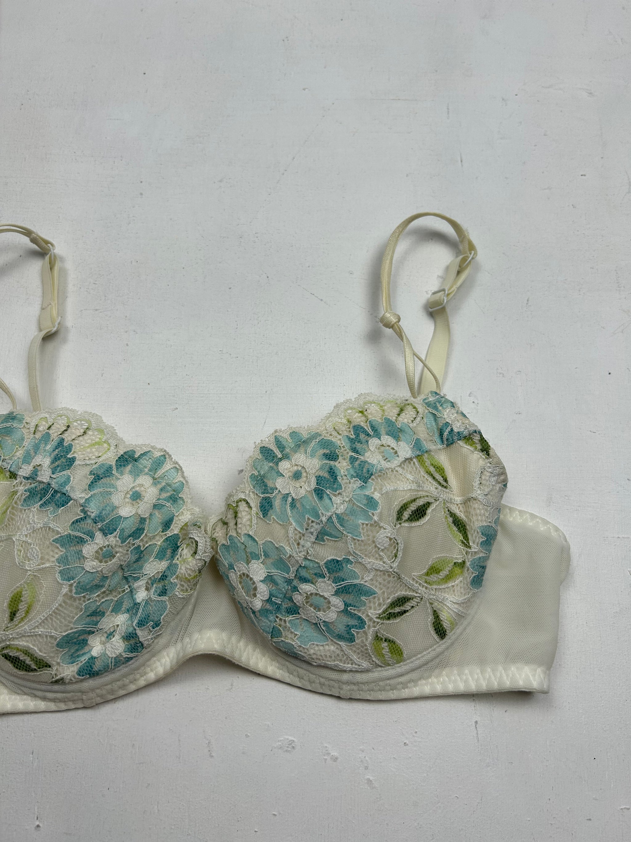White floral print embroidered lace balcony bra (85B)