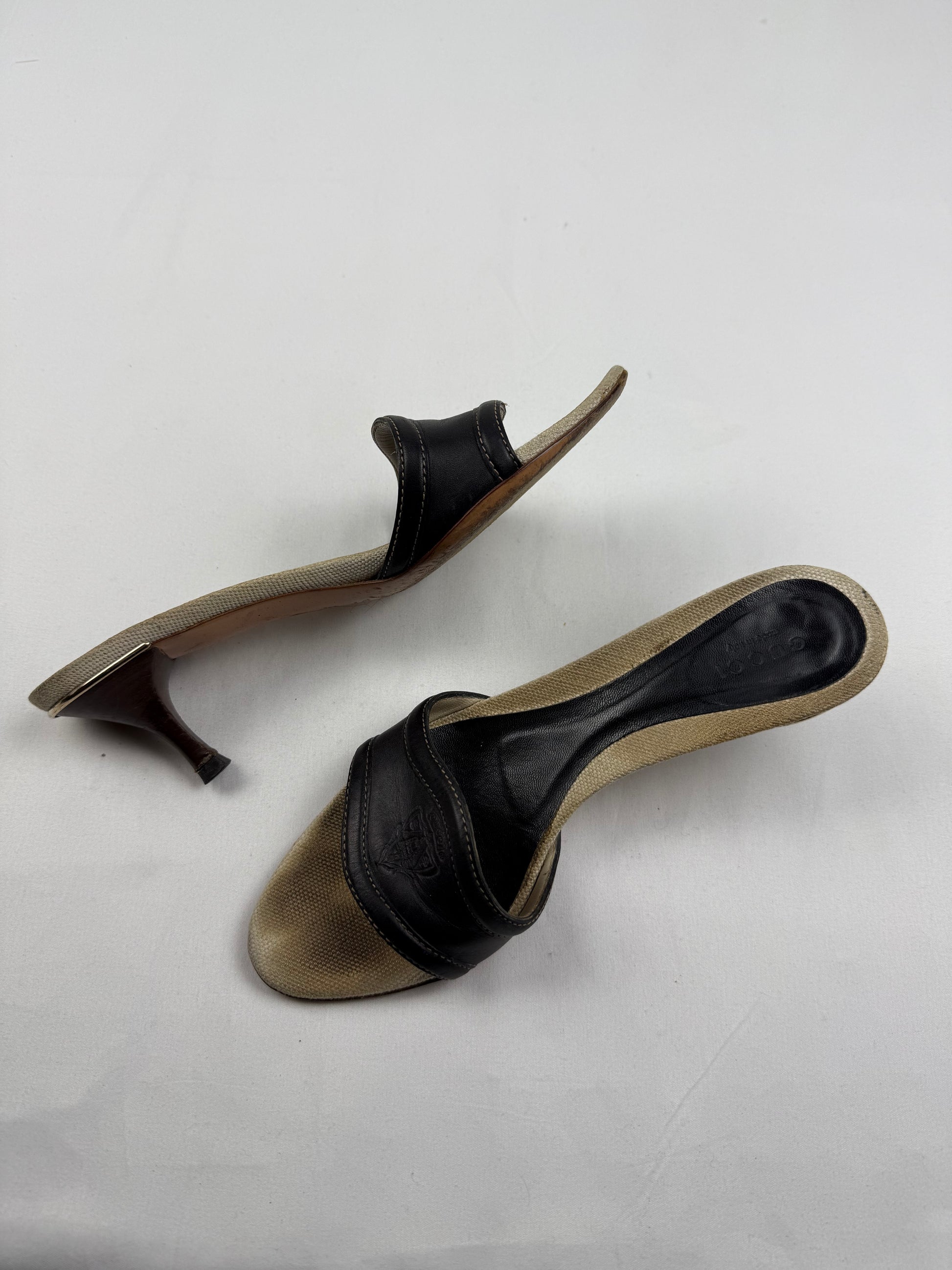 Beige real leather logo kitten heels mules (36)