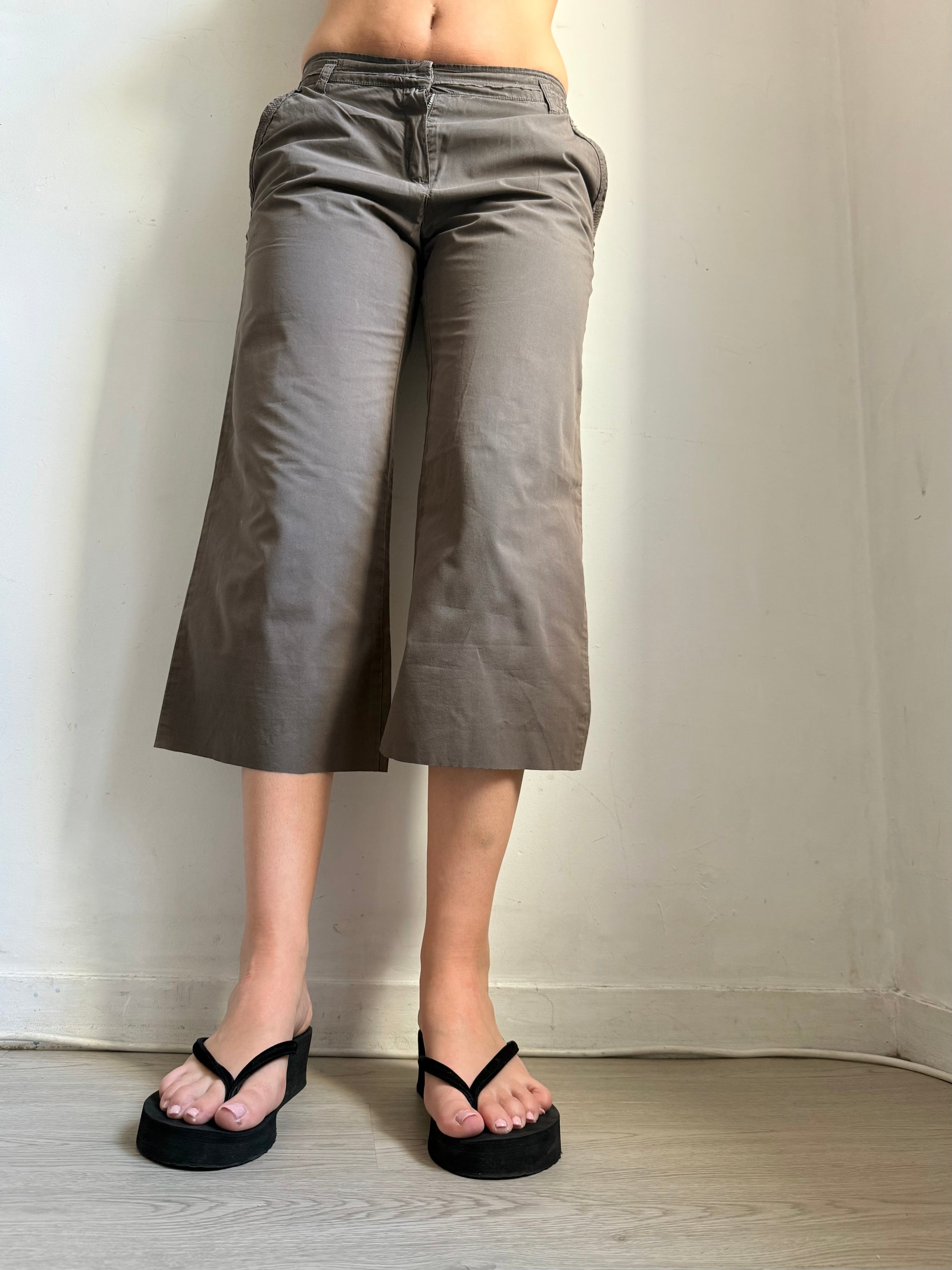 Khaki baggy capri pants (M)
