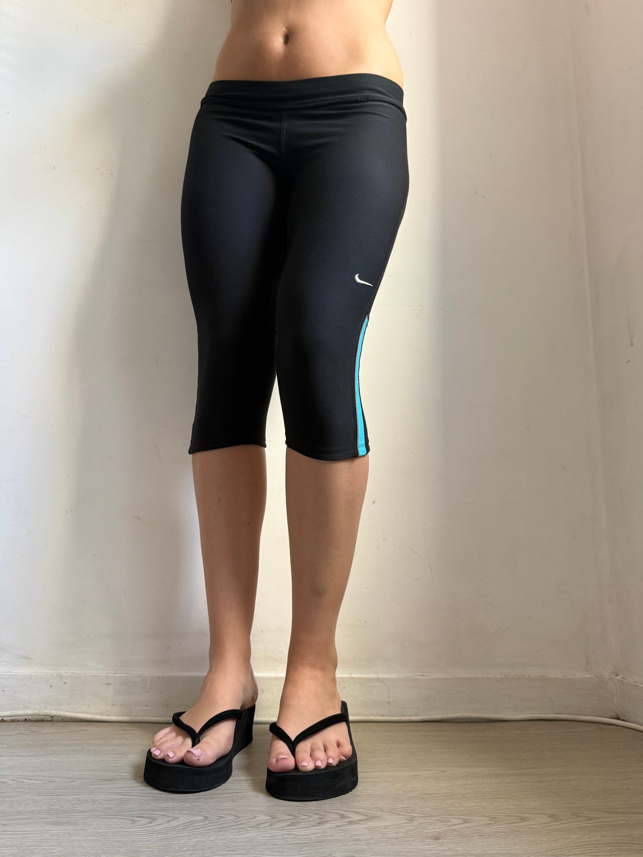 Black activewear low rise capri pants (M)