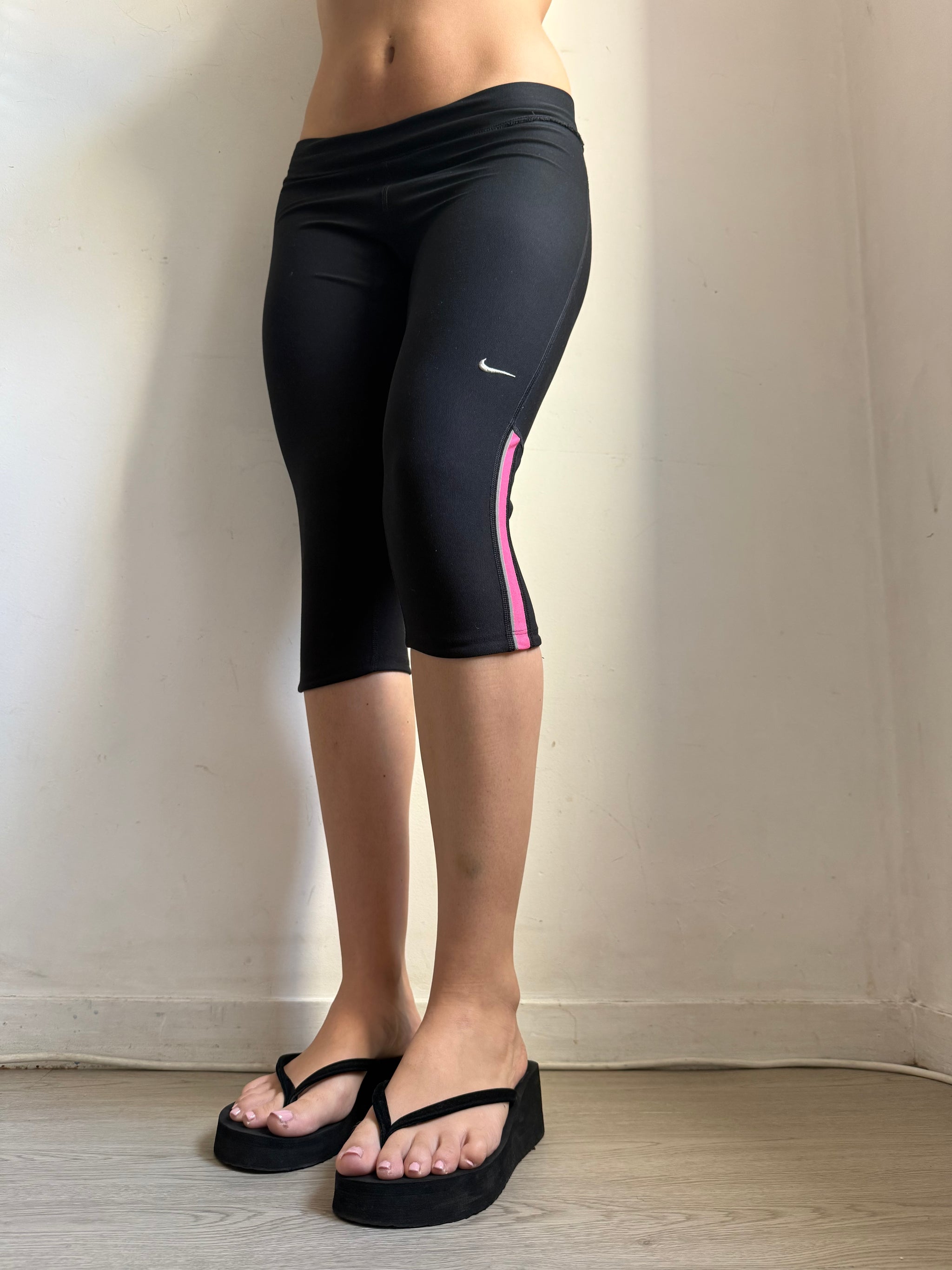 Black activewear low rise capri pants (M)