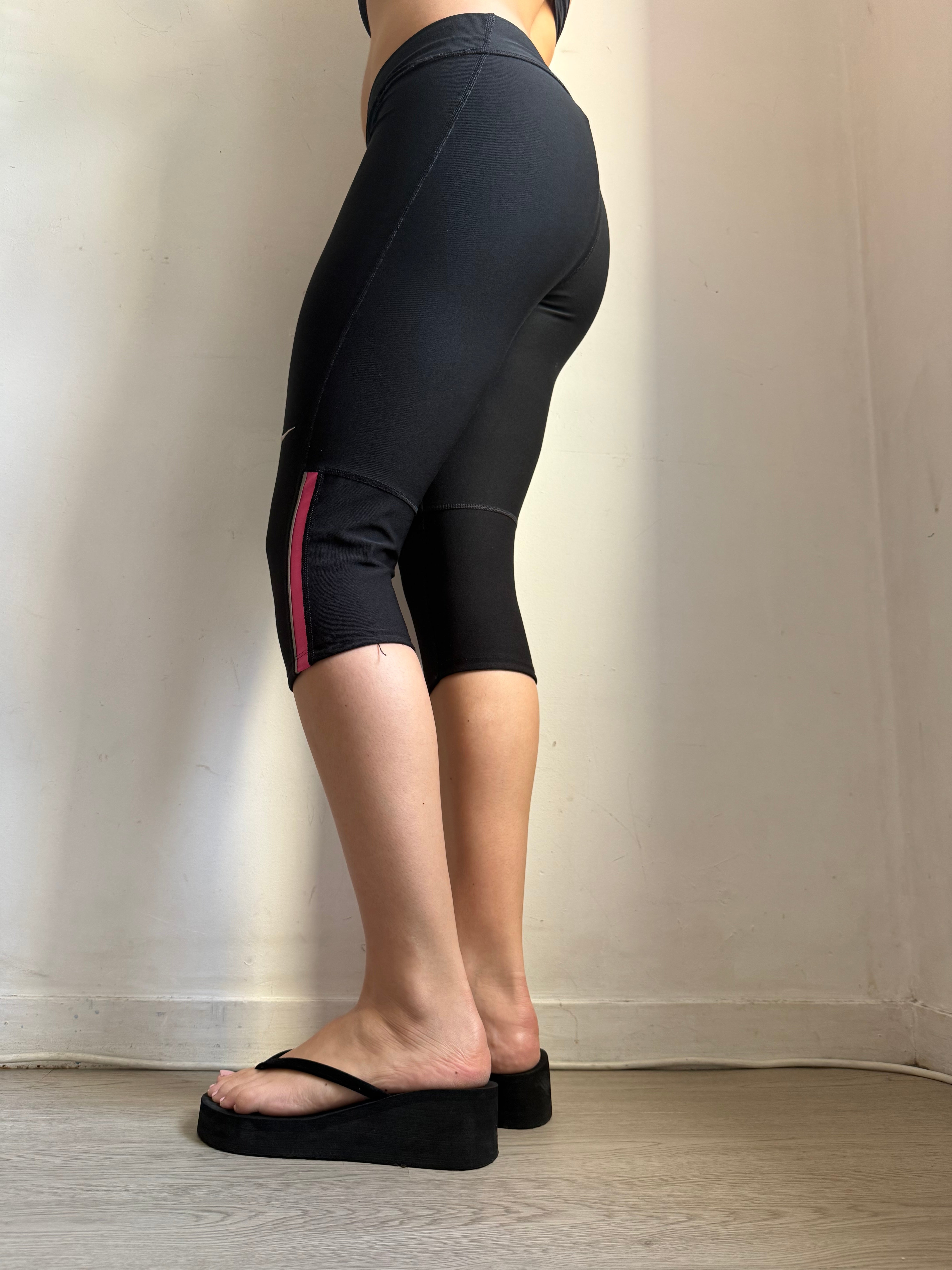 Black activewear low rise capri pants (M)