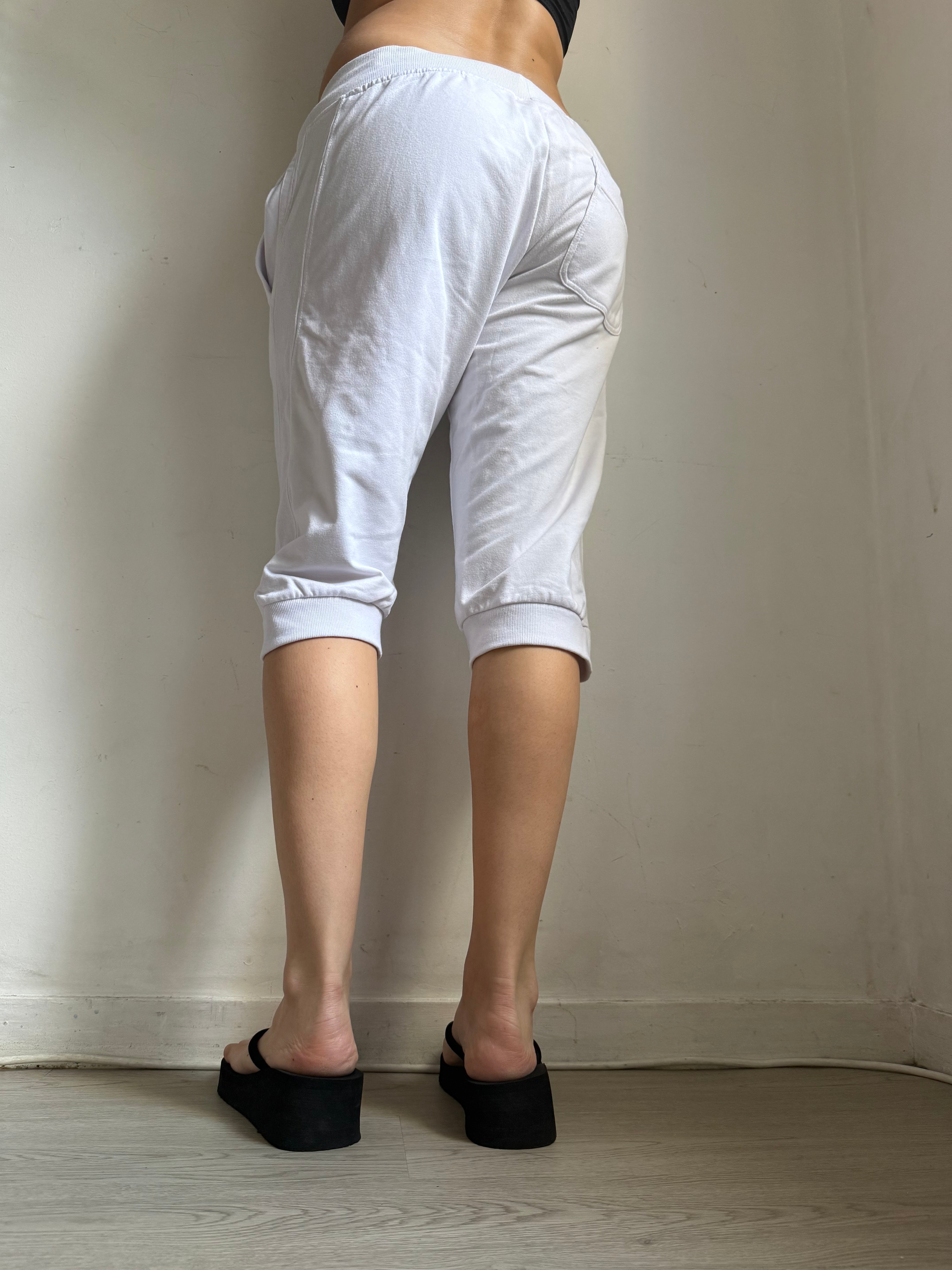 White activewear capri pants (M)
