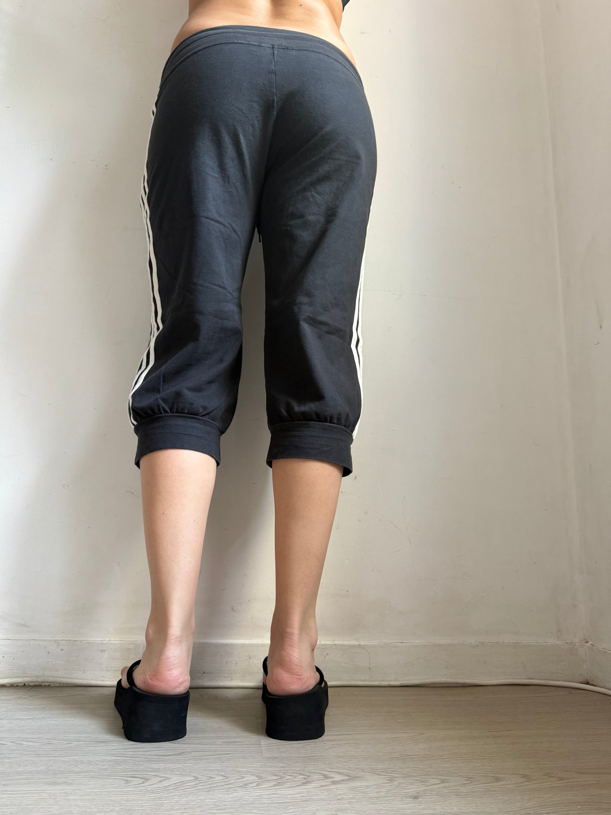 Black activewear low waist capri pants (L)