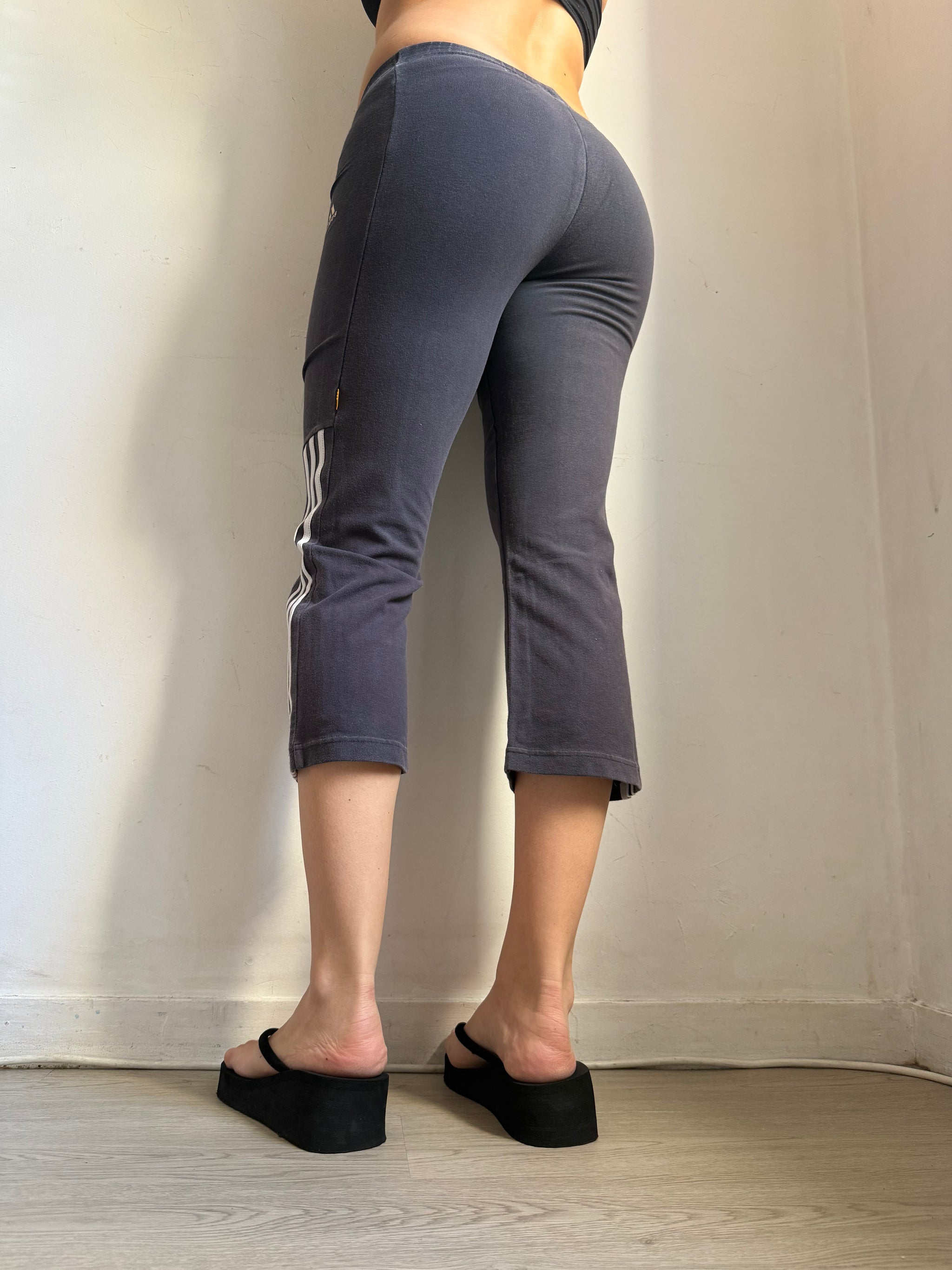 Navy activewear low rise capri pants (XS)