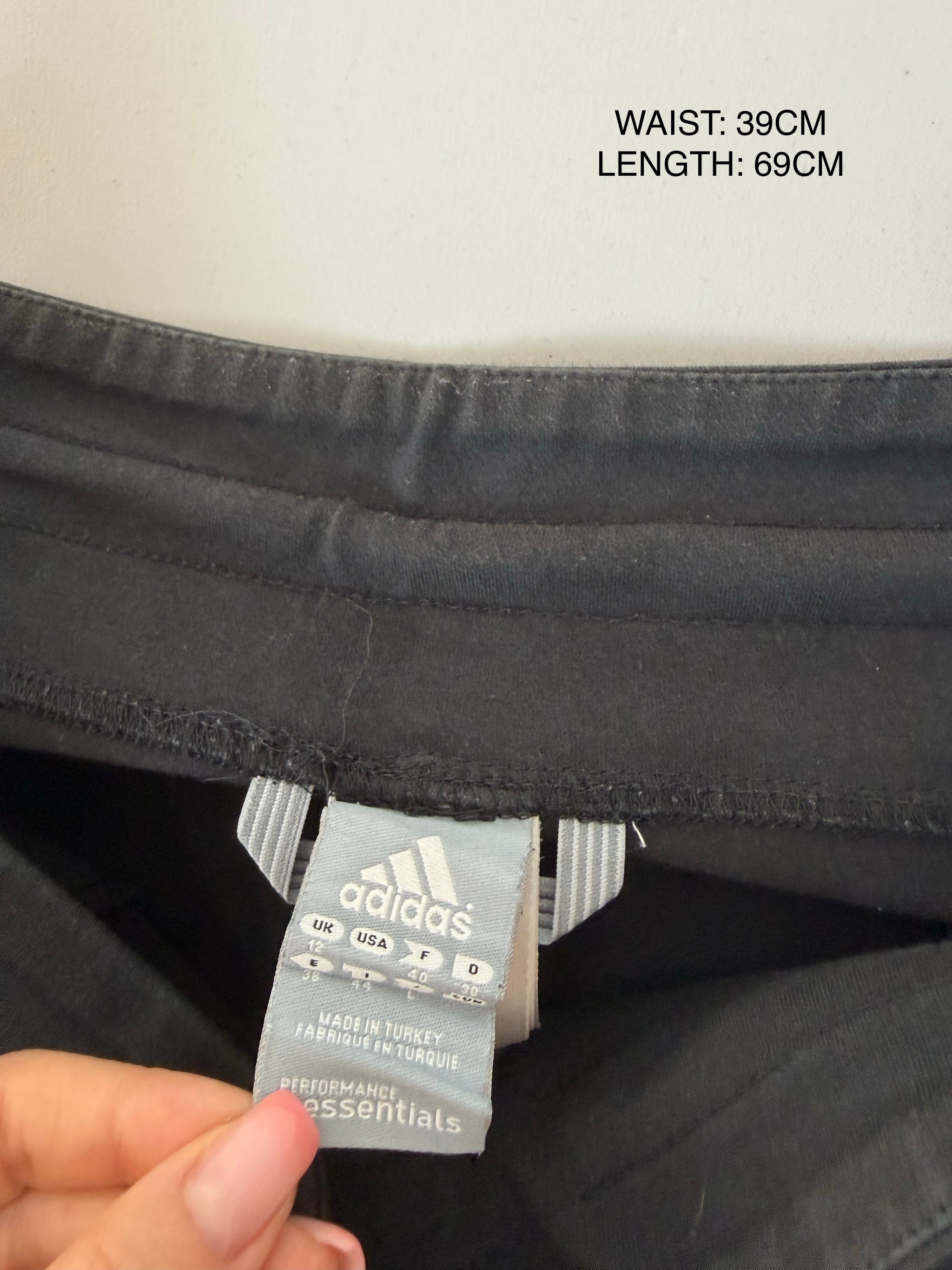 Black activewear low waist capri pants (L)
