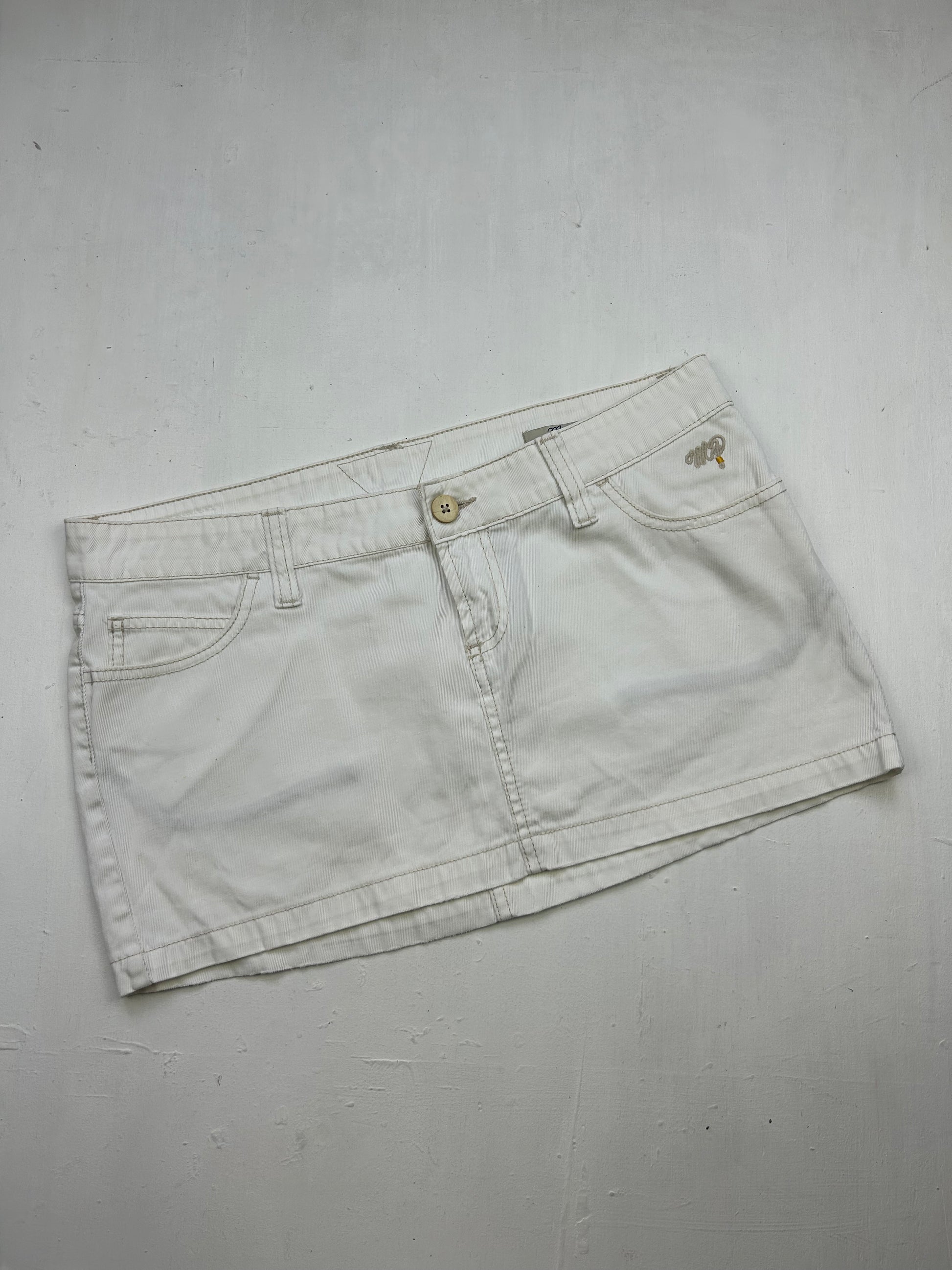 White denim low rise mini skirt (M)