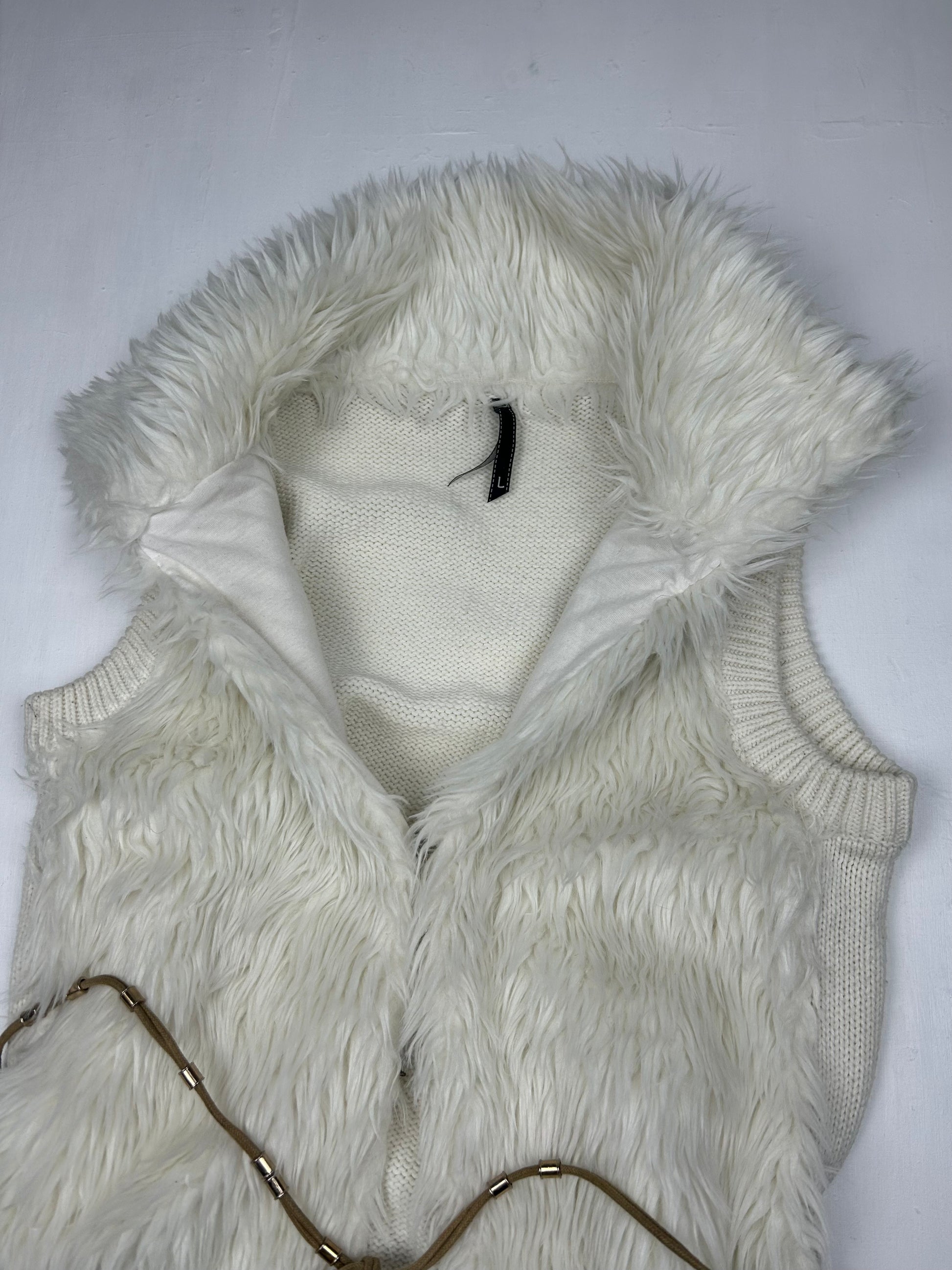 White faux fur sleeveless jacket with belt (S/M)