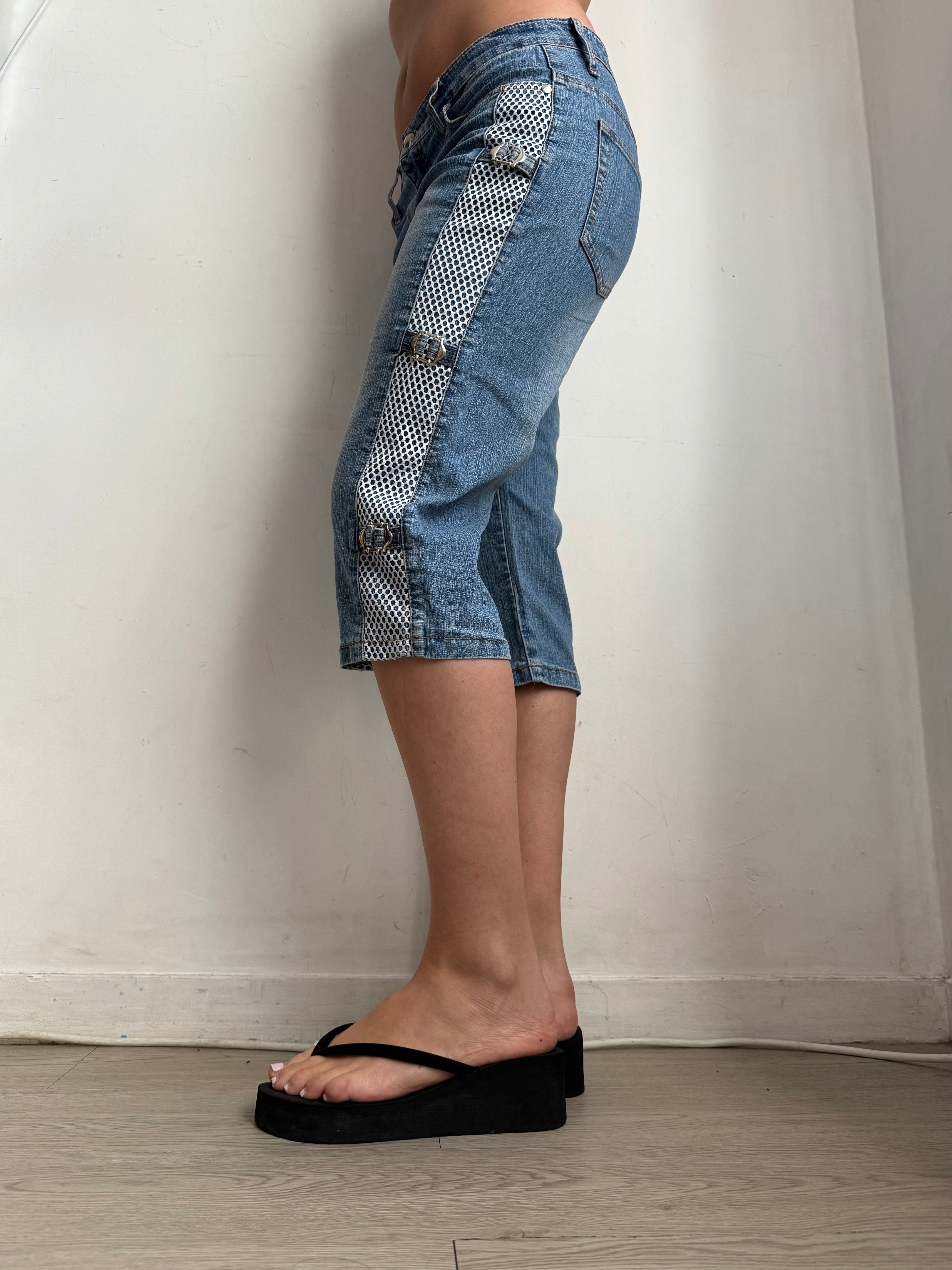 Blue denim low rise capri pants (M)