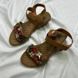 Beige flower appliqué platform sandals (37)
