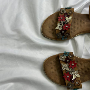 Beige flower appliqué platform sandals (37)
