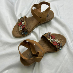 Beige flower appliqué platform sandals (37)