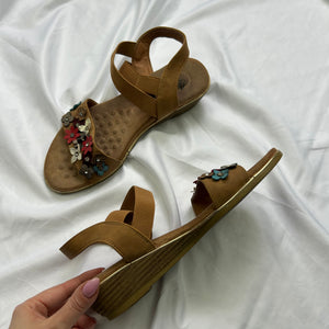 Beige flower appliqué platform sandals (37)