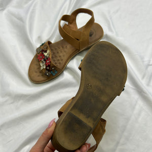 Beige flower appliqué platform sandals (37)