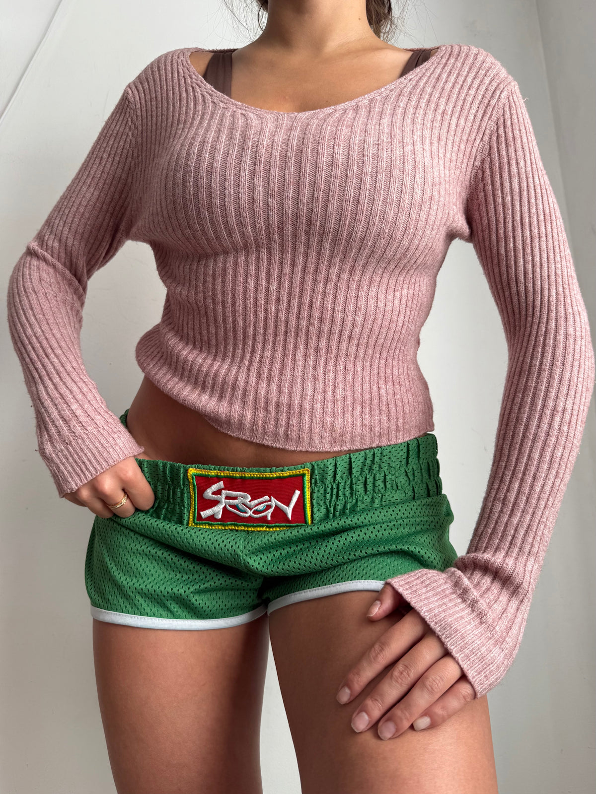 Mini-robe en maille grise à manches courtes avec nouage (S)