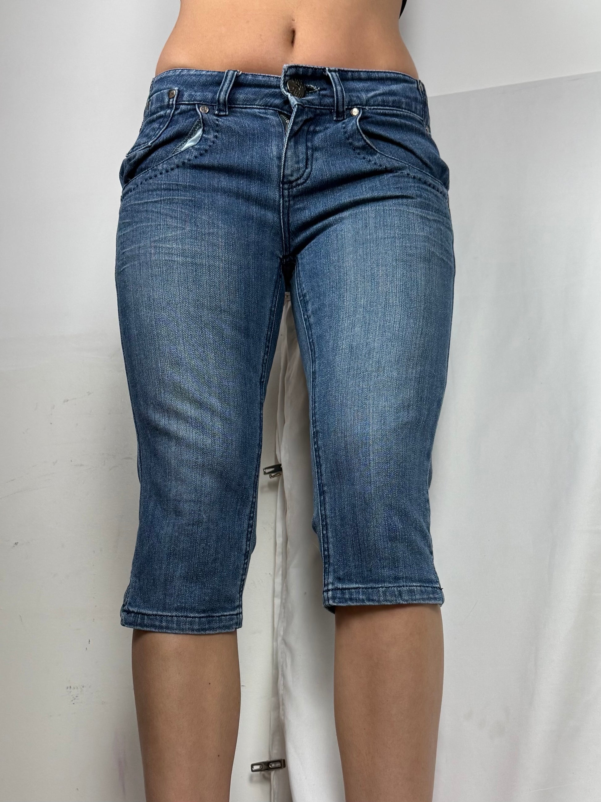Blue denim low rise capri pants (S)