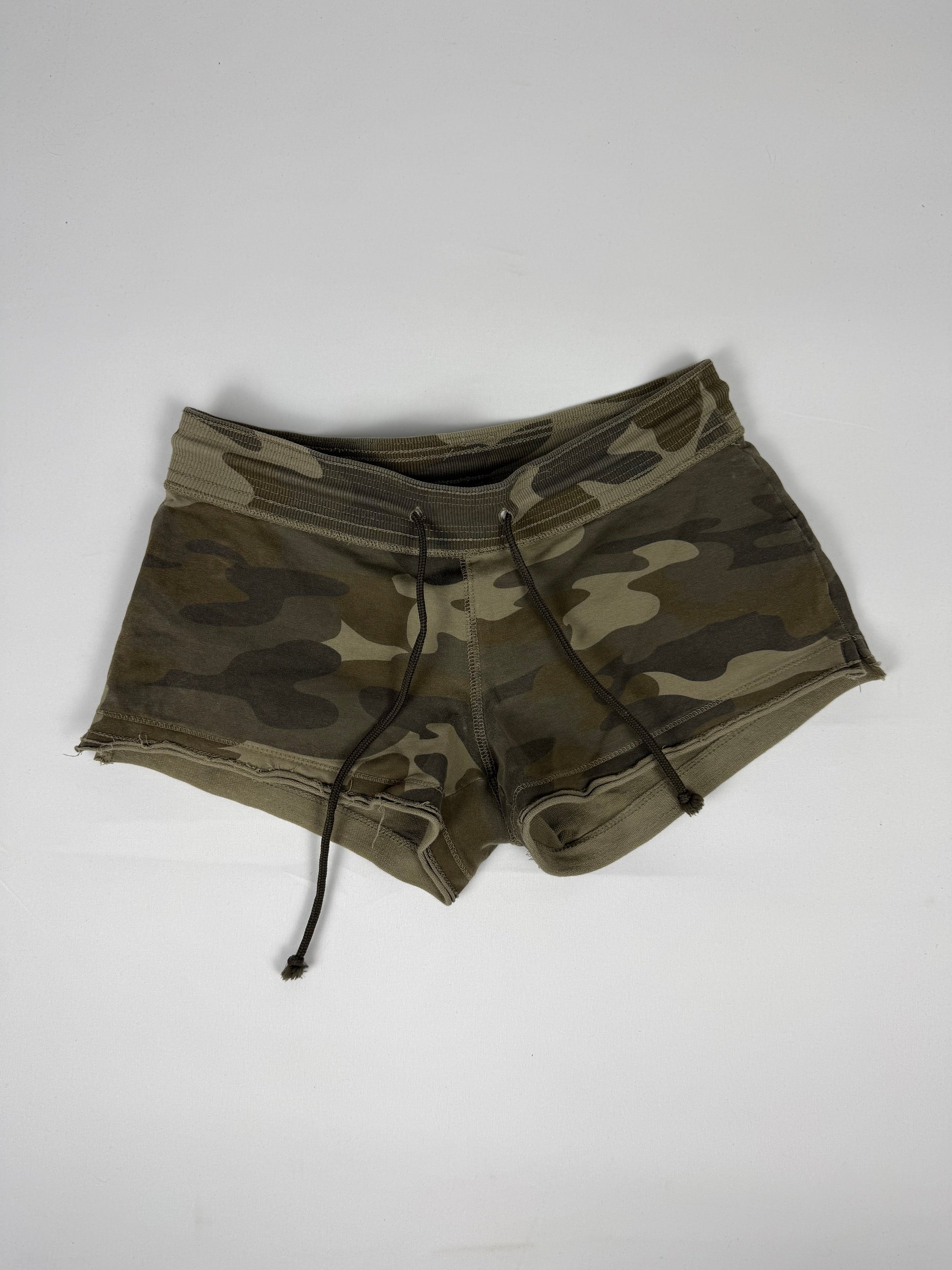 Khaki camo print low rise mini short (M)