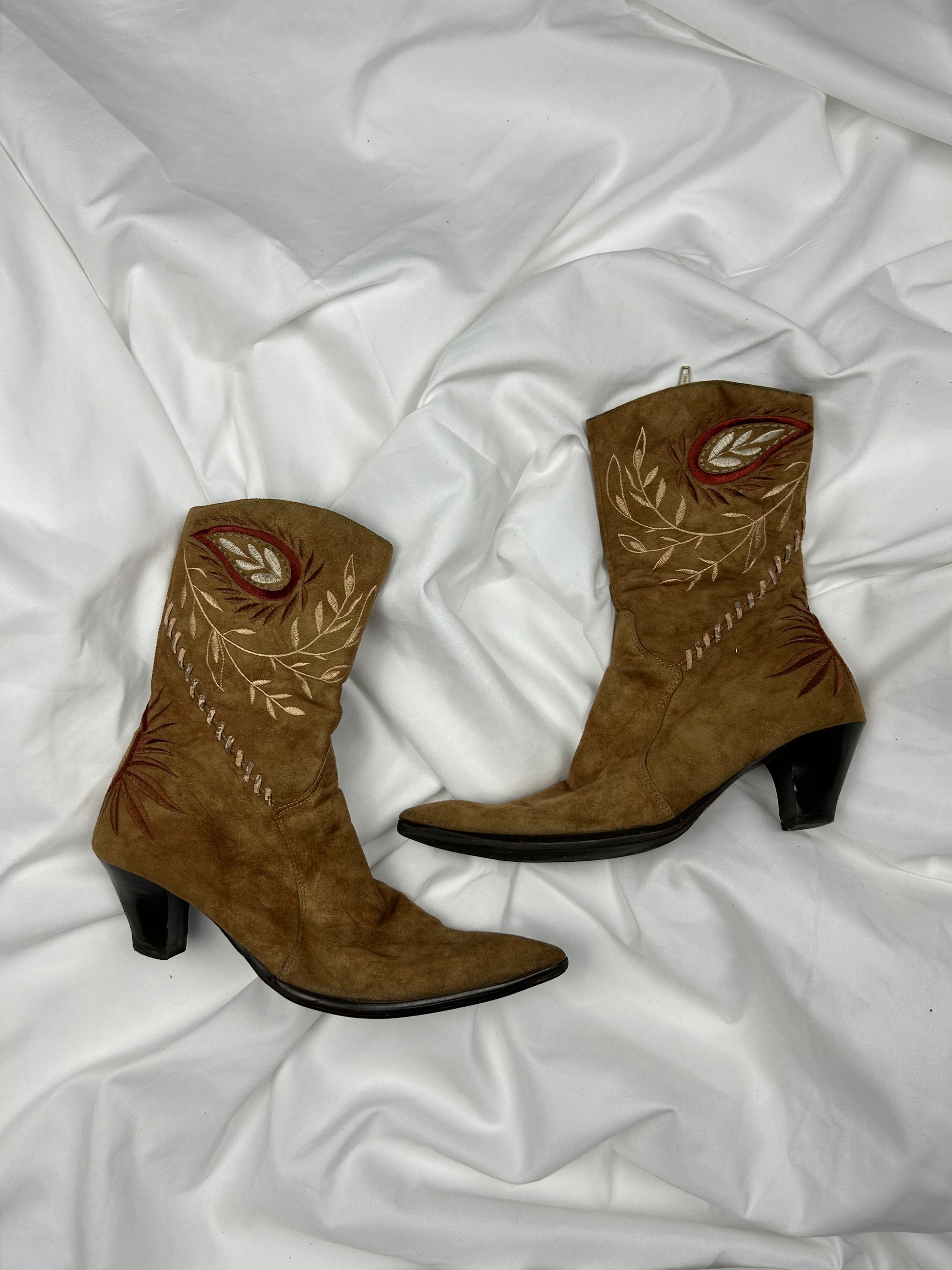 Beige suede pointed toes embroidered boots (36)