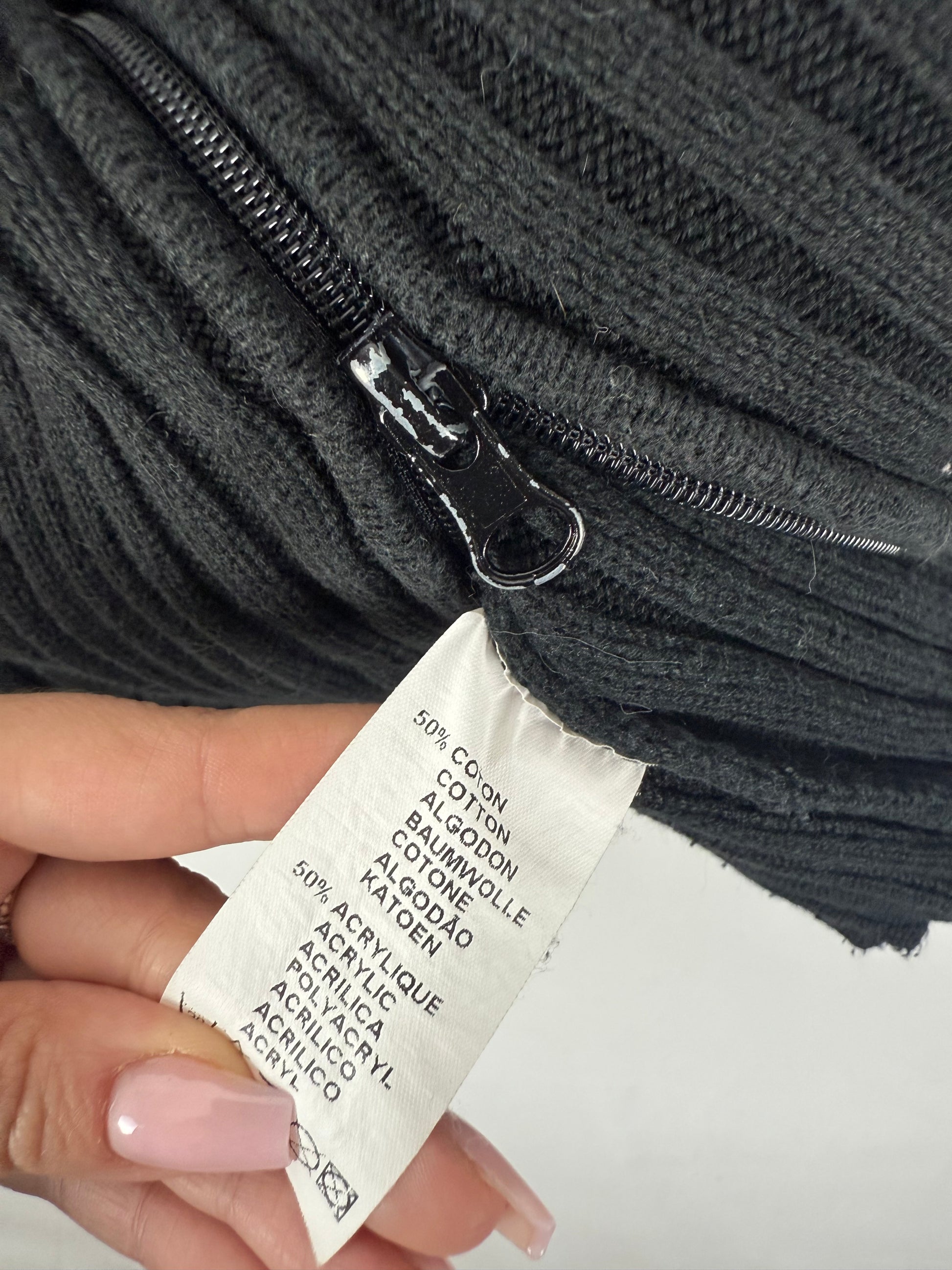 Black ribbed zip up jumper (XL)