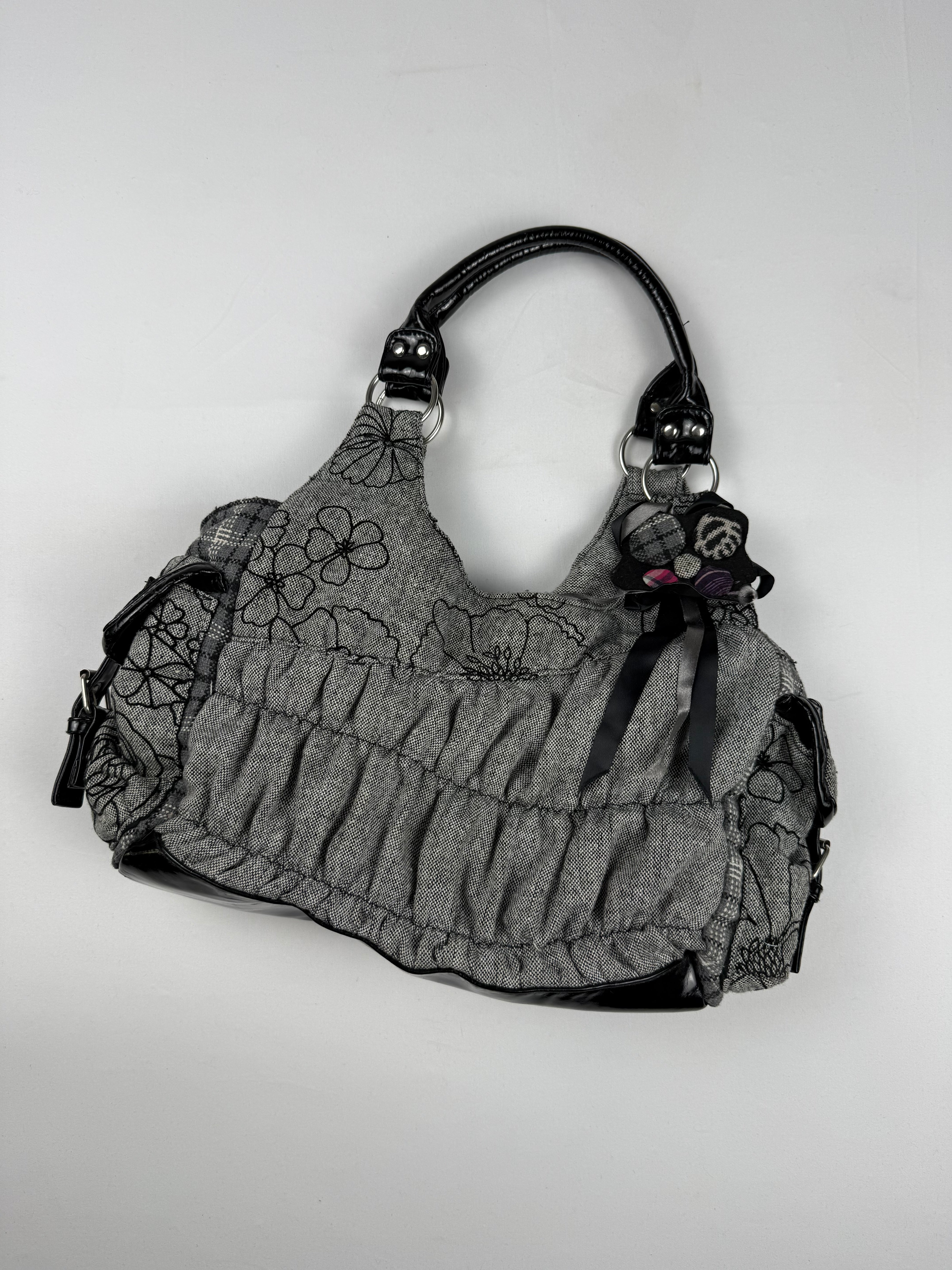 Grey shoulder bag with charms (20x38cm)