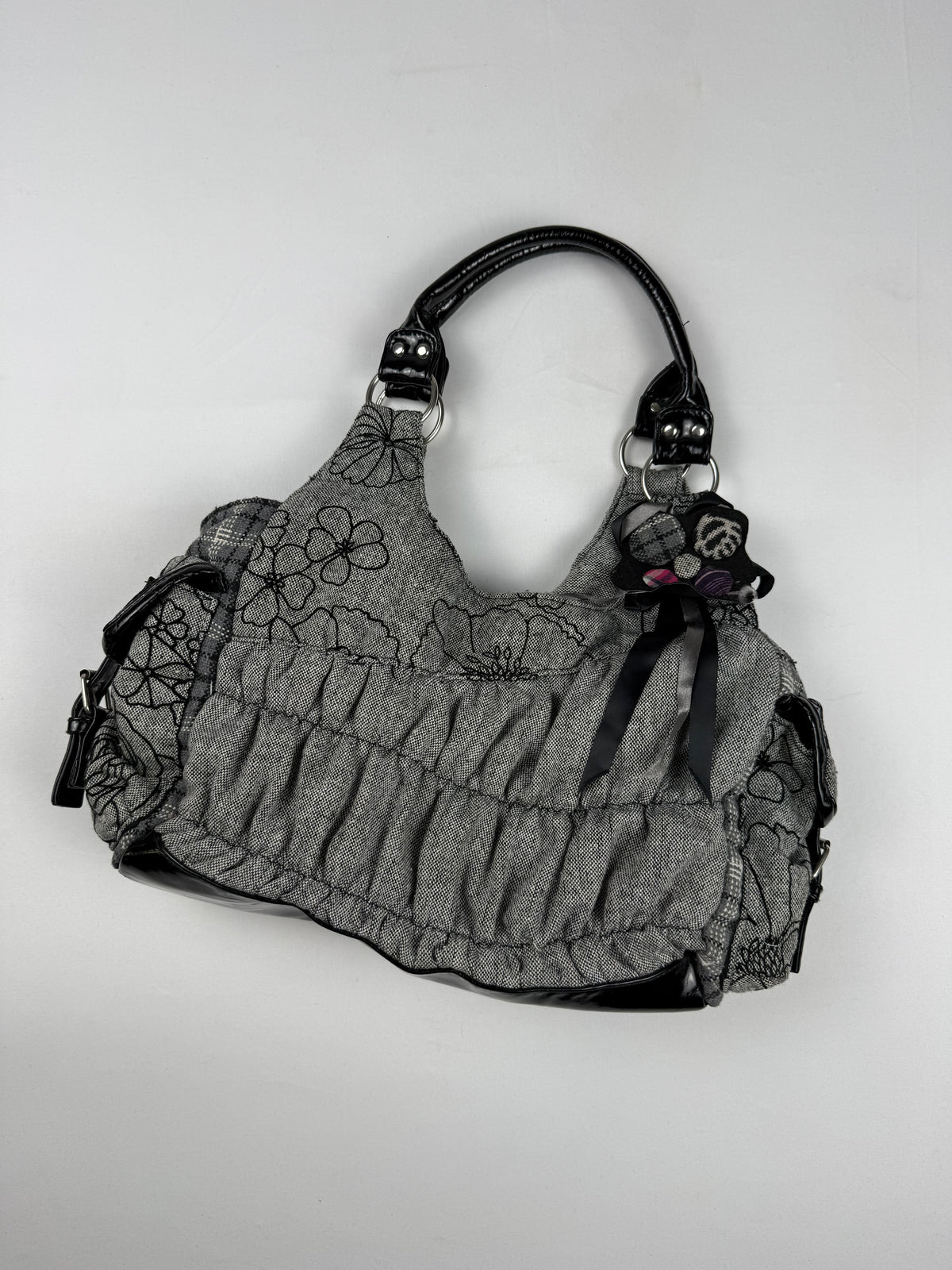 Grey shoulder bag with charms (20x38cm)